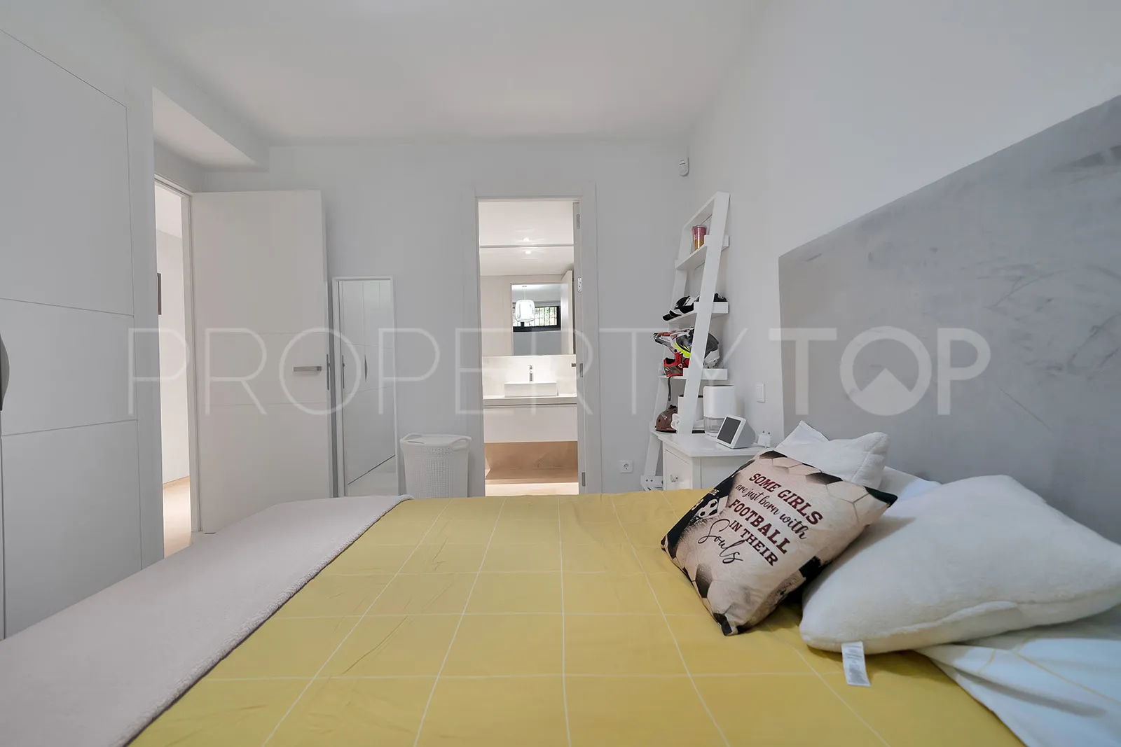 Villa for sale in Estepona