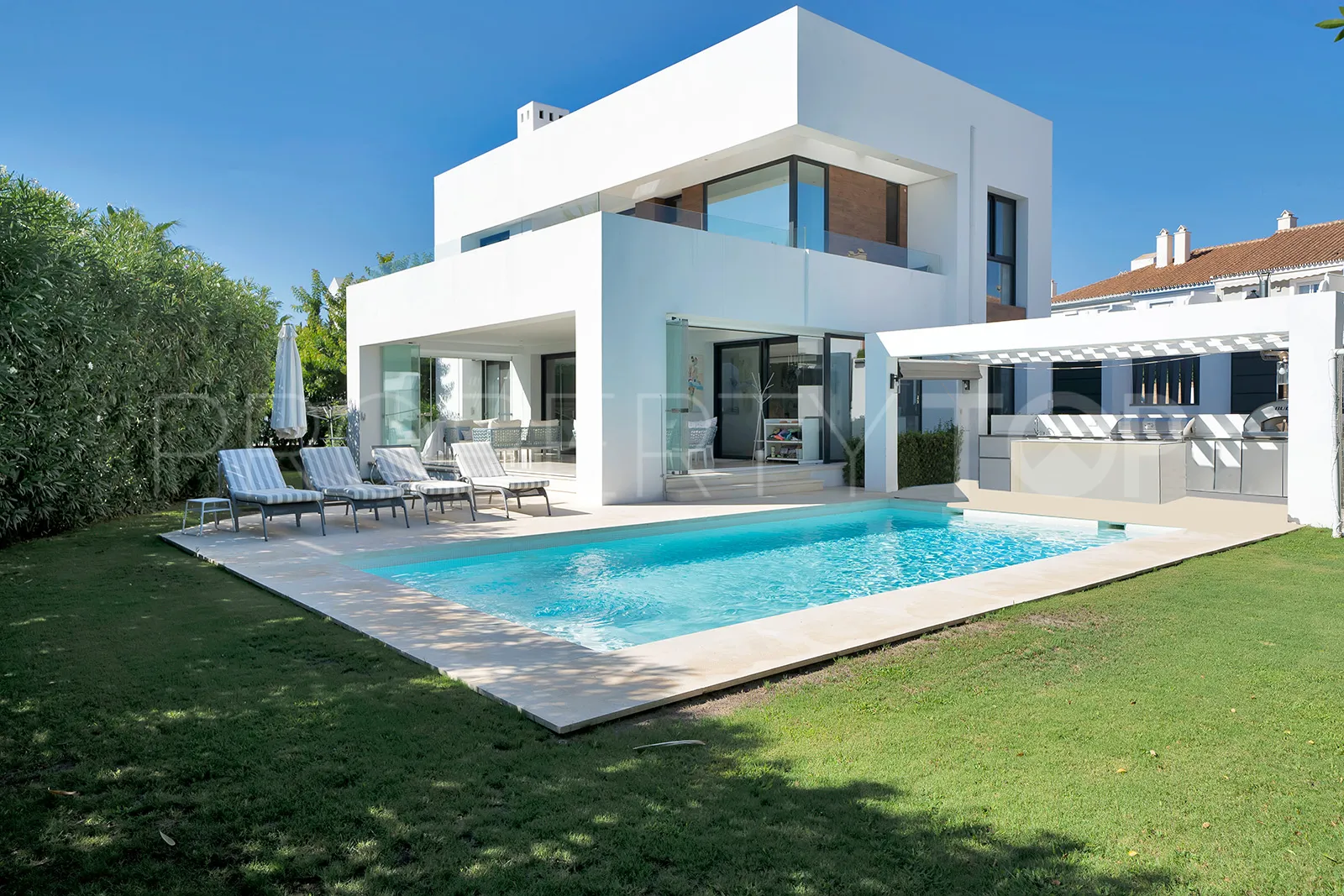 Villa for sale in Estepona