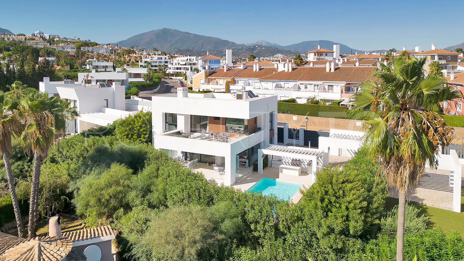Villa for sale in Estepona