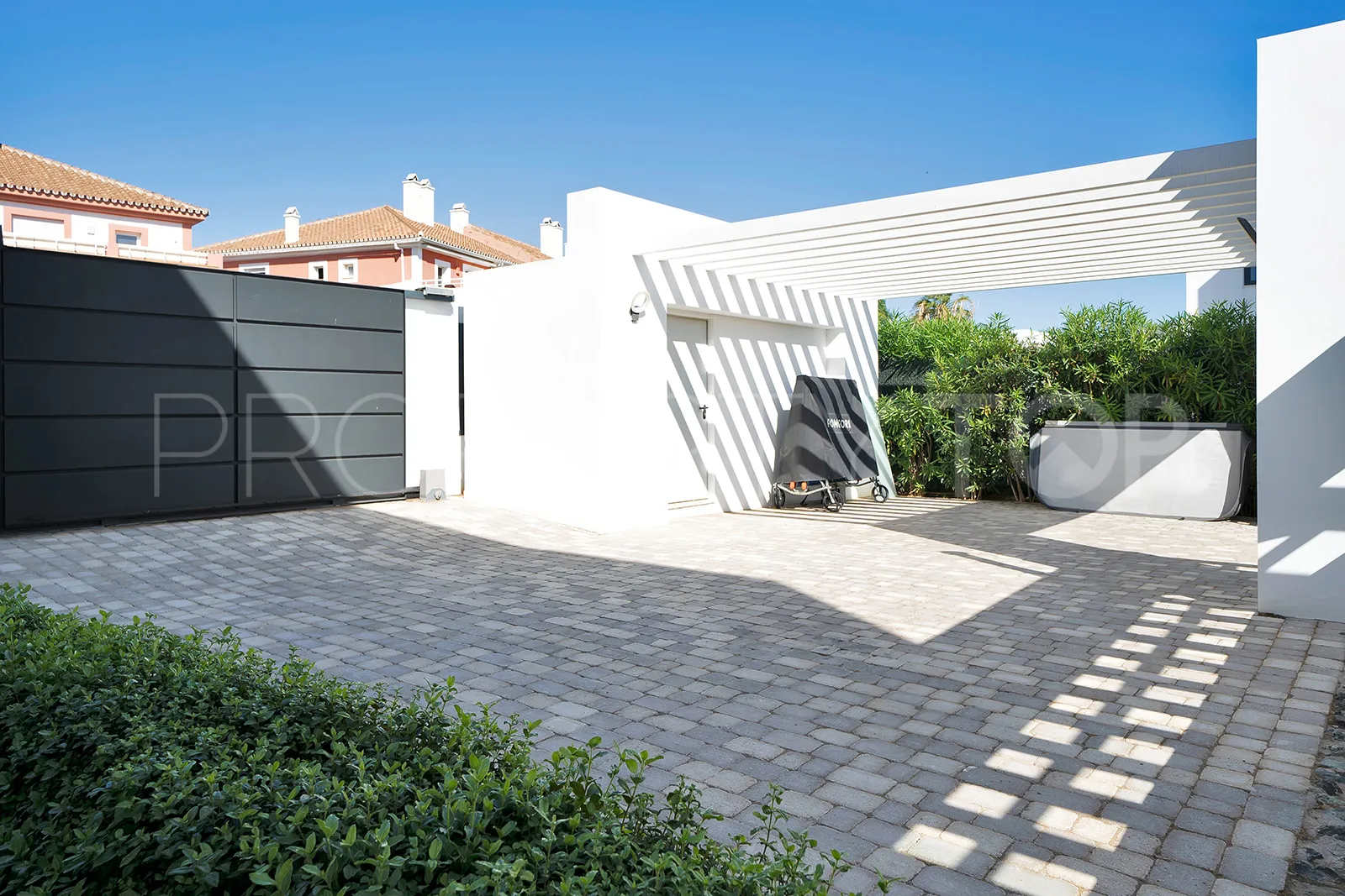 Villa for sale in Estepona