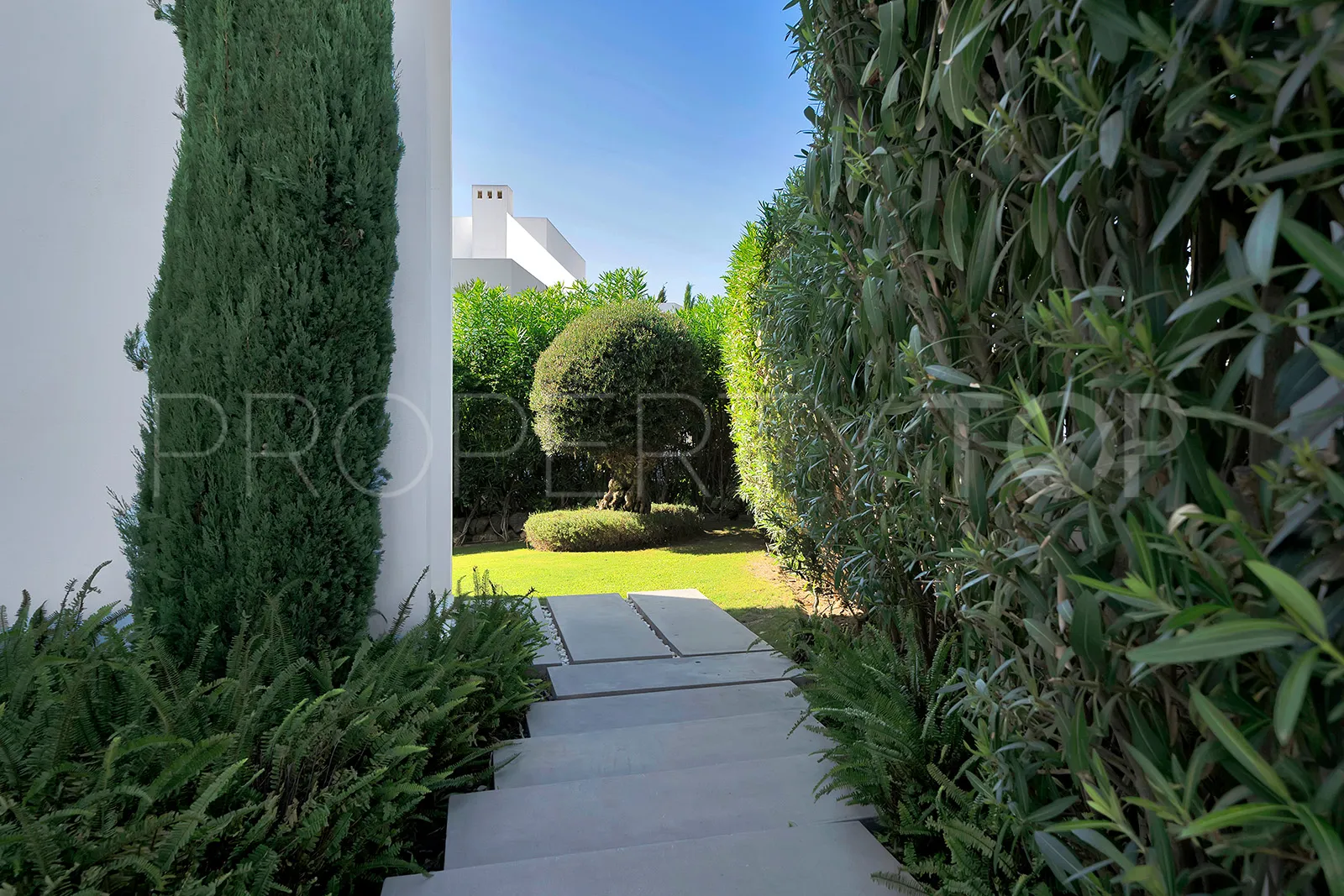 Villa for sale in Estepona