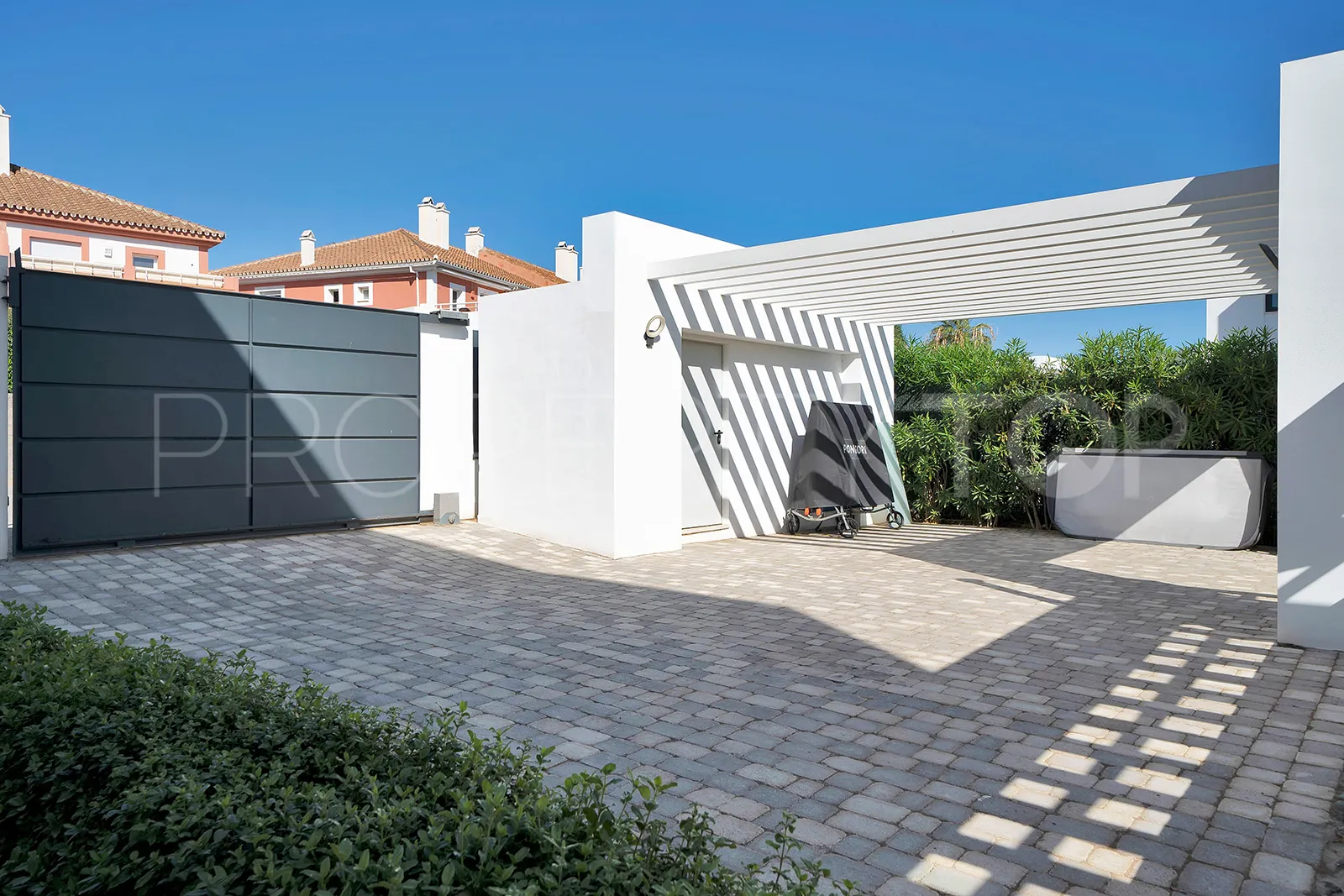 Villa for sale in Estepona