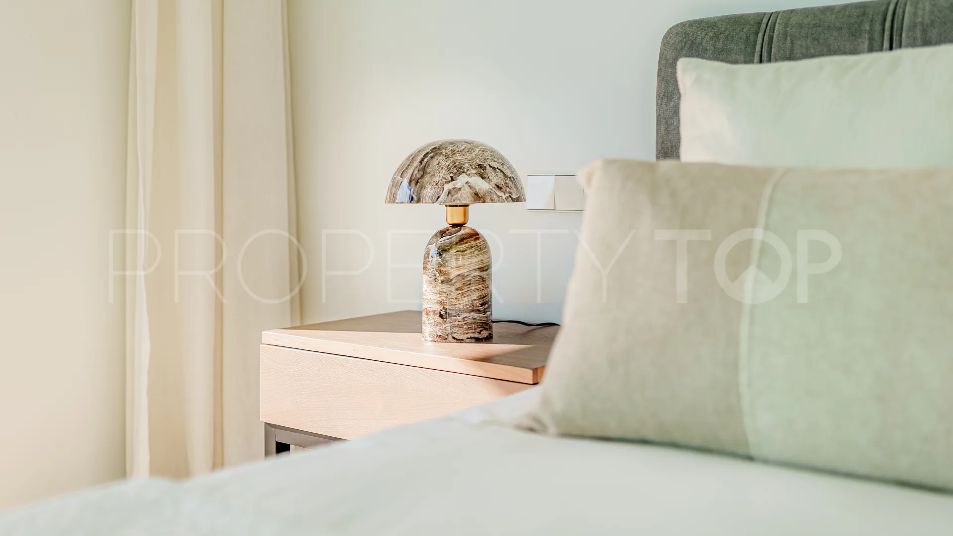 Villa en venta con 5 dormitorios en Estepona