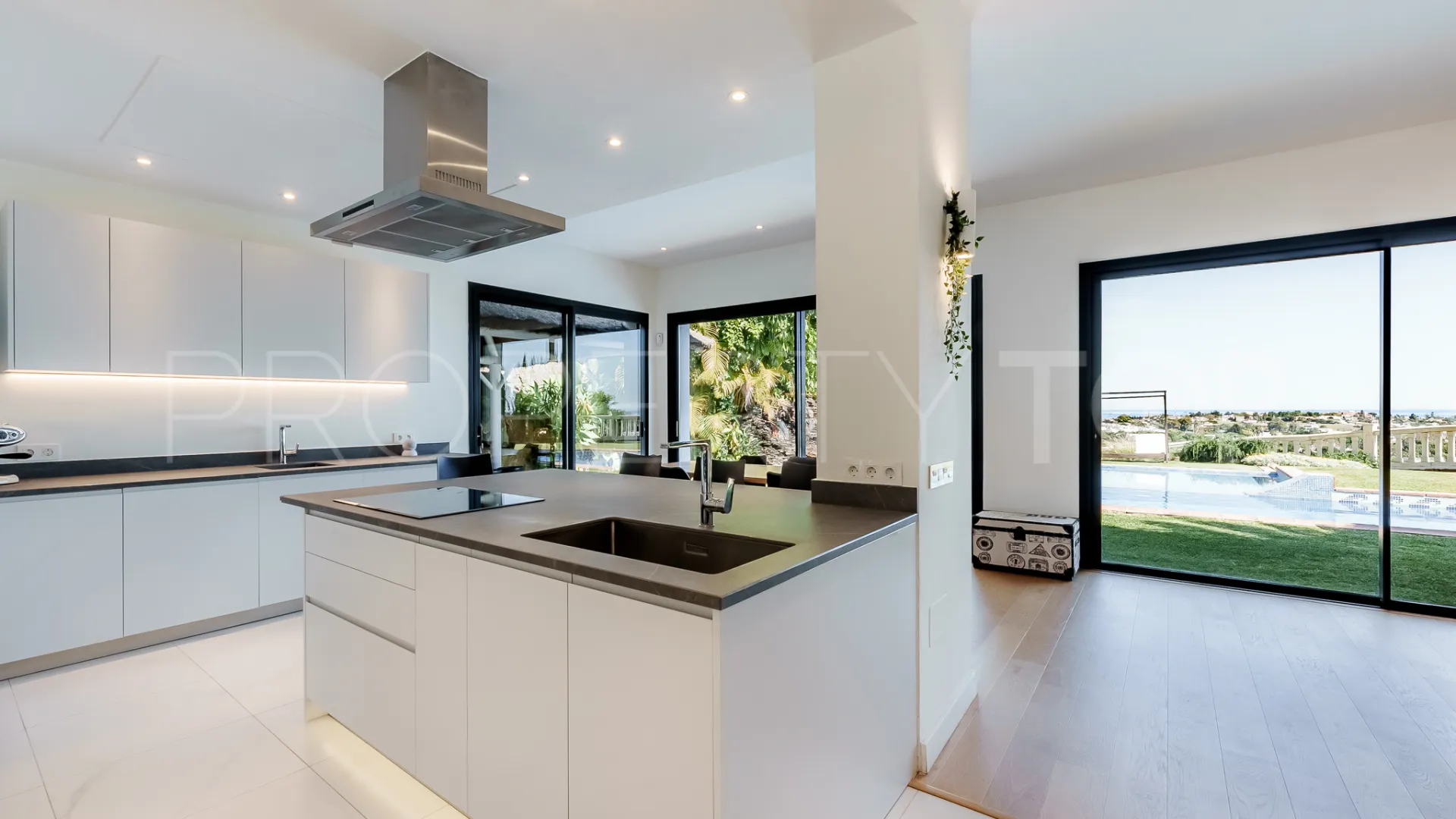 Villa con 5 dormitorios a la venta en Benahavis