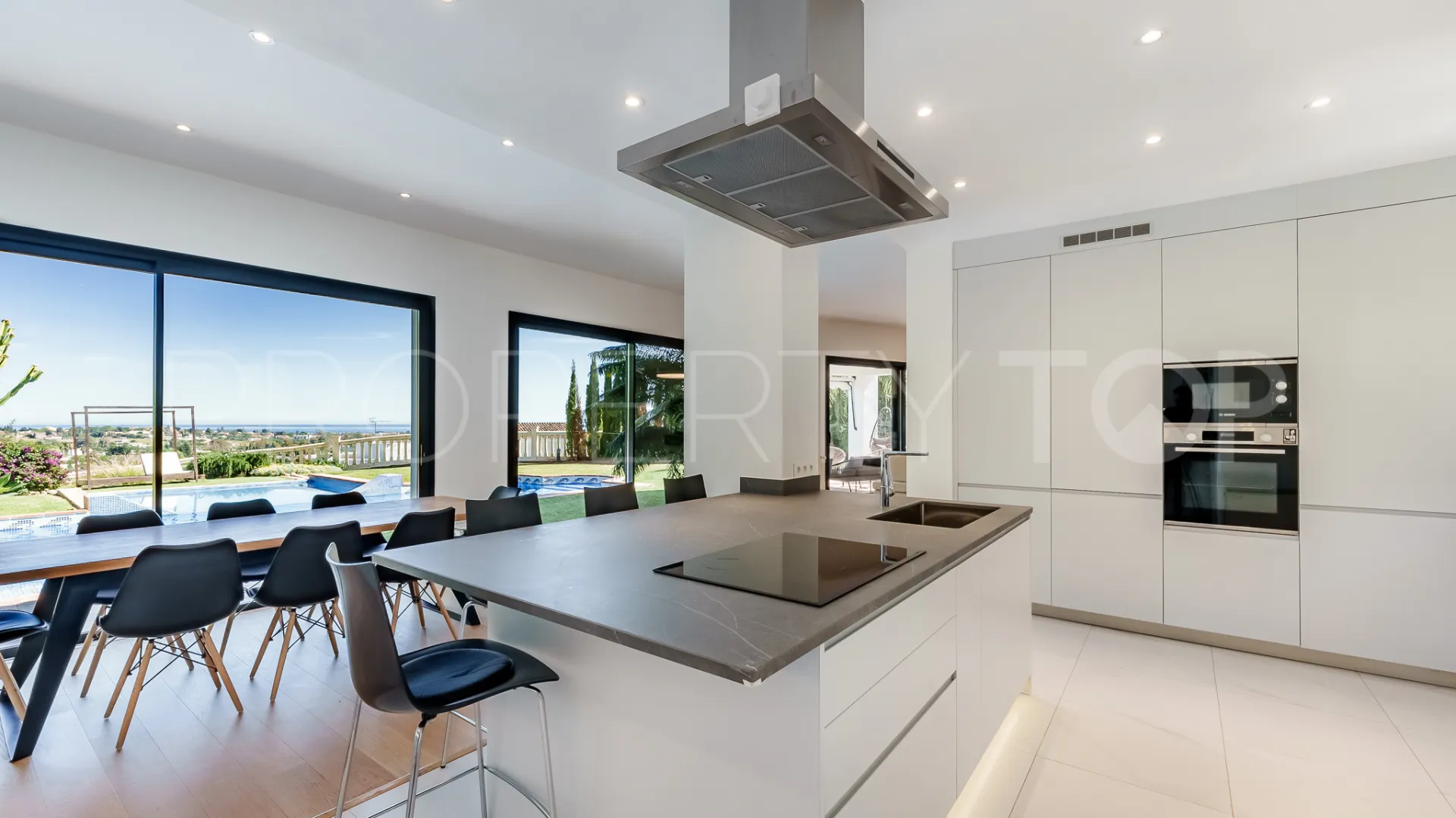 Villa con 5 dormitorios a la venta en Benahavis