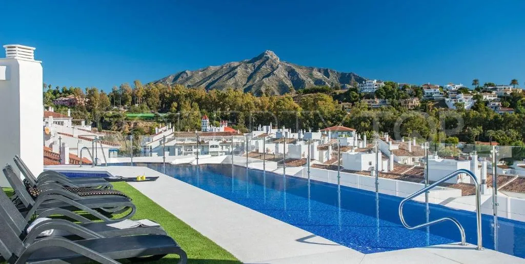 Ático de 2 dormitorios en venta en Nueva Andalucia