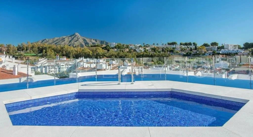 Ático de 2 dormitorios en venta en Nueva Andalucia