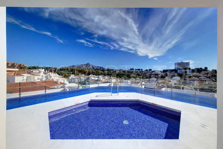 Ático de 2 dormitorios en venta en Nueva Andalucia