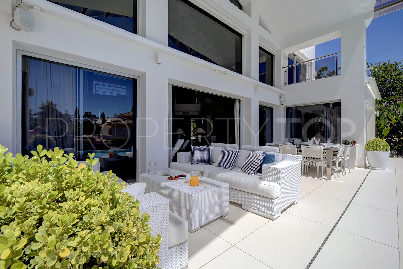Buy villa in Los Naranjos Golf with 5 bedrooms