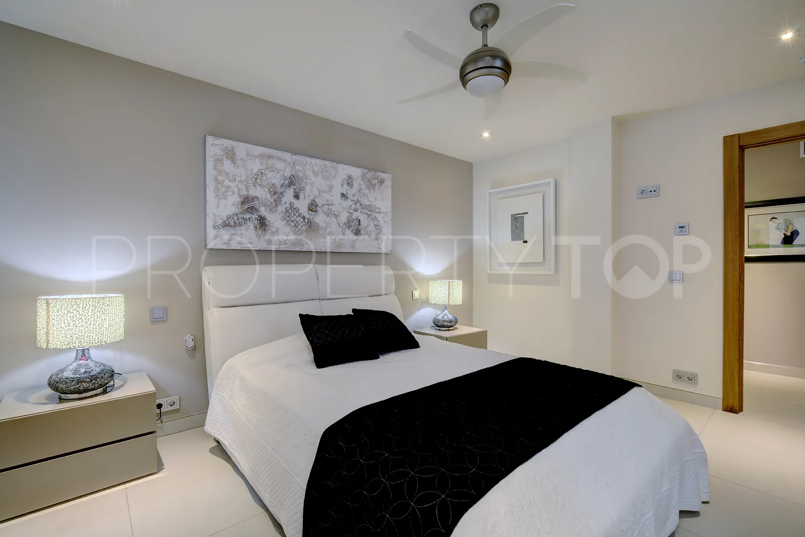 Buy villa in Los Naranjos Golf with 5 bedrooms