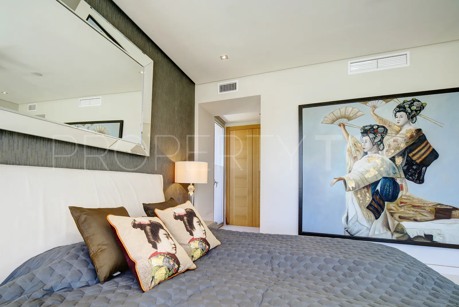 Buy villa in Los Naranjos Golf with 5 bedrooms