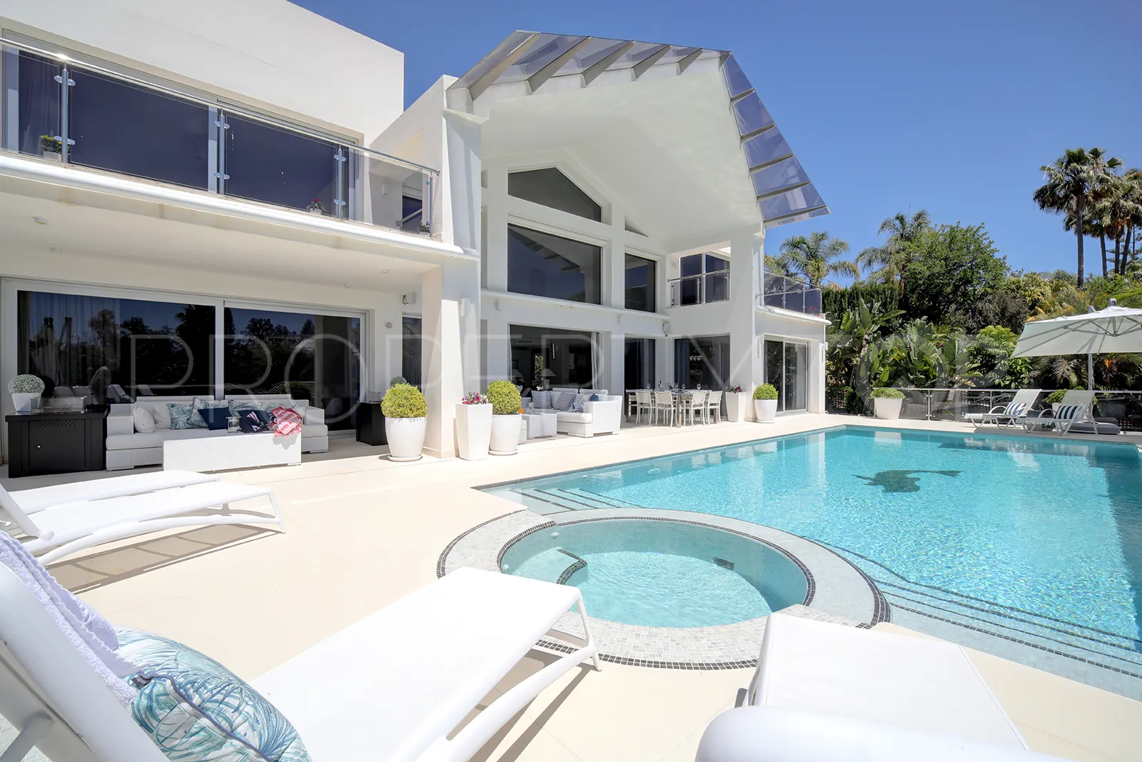 Buy villa in Los Naranjos Golf with 5 bedrooms