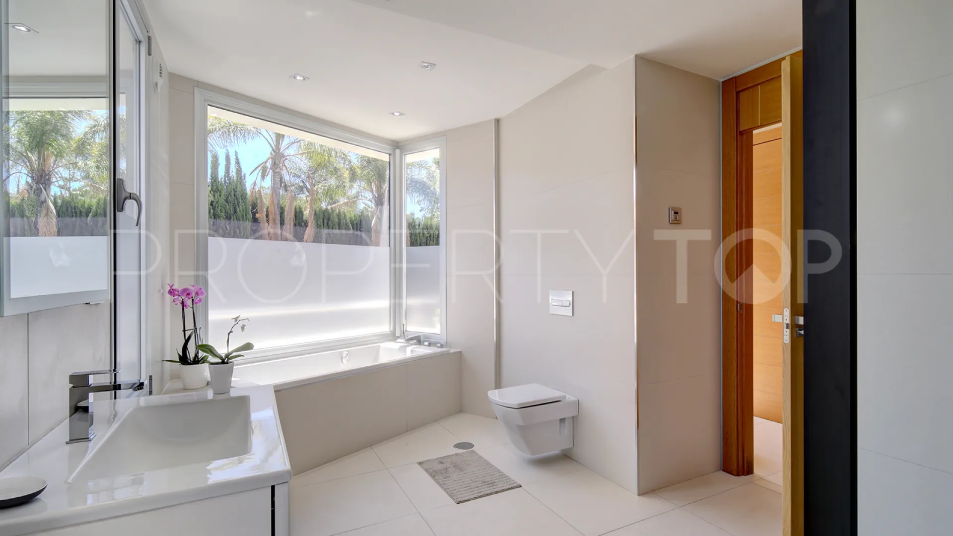 Buy villa in Los Naranjos Golf with 5 bedrooms