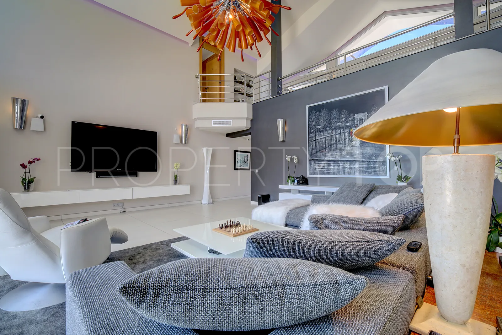 Buy villa in Los Naranjos Golf with 5 bedrooms