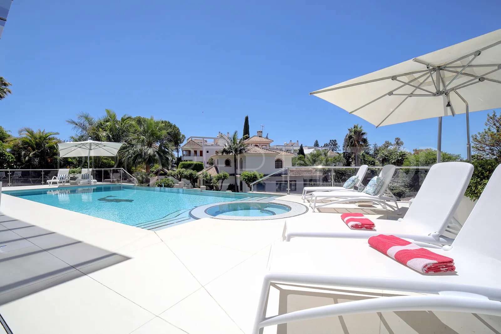 Buy villa in Los Naranjos Golf with 5 bedrooms