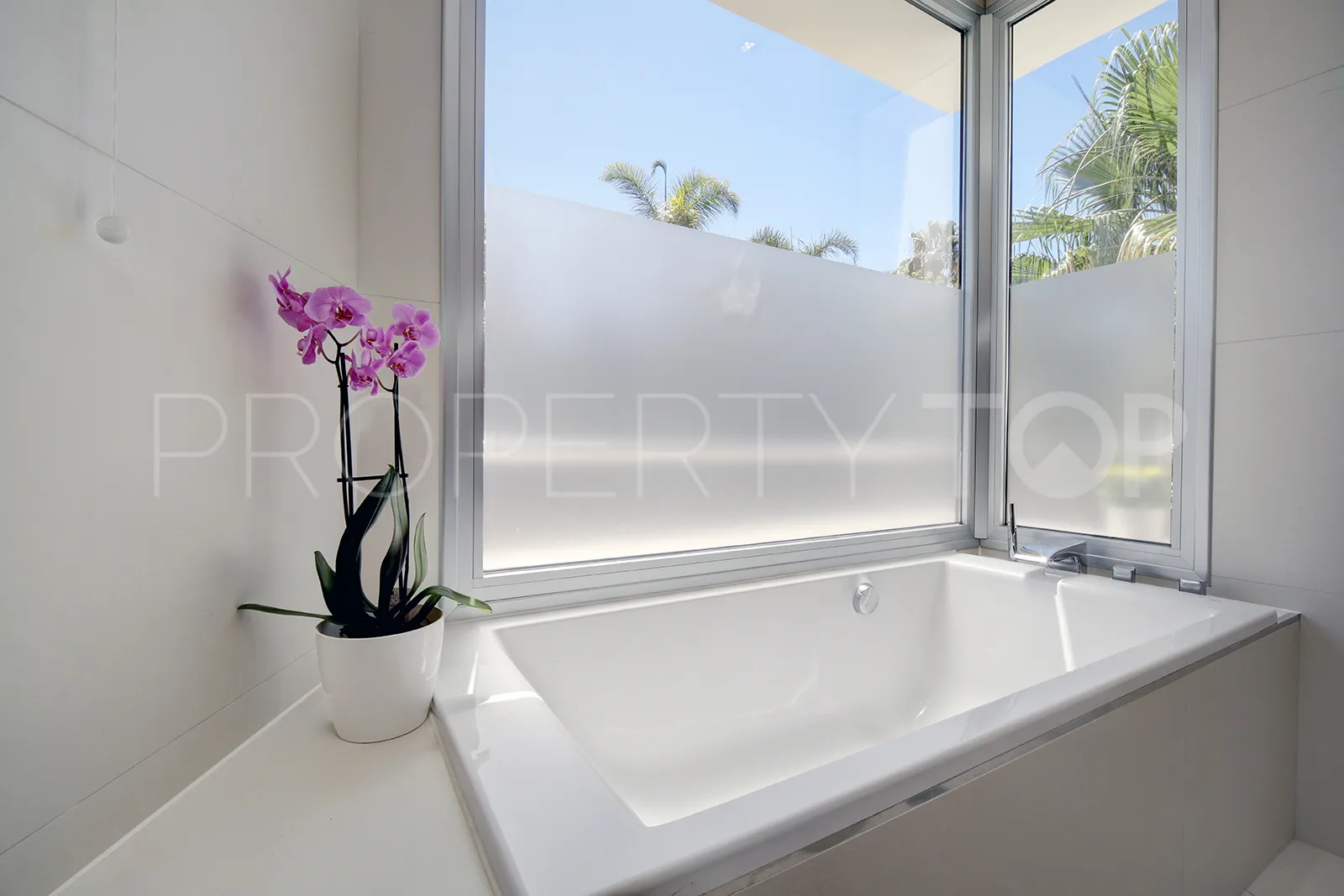 Buy villa in Los Naranjos Golf with 5 bedrooms