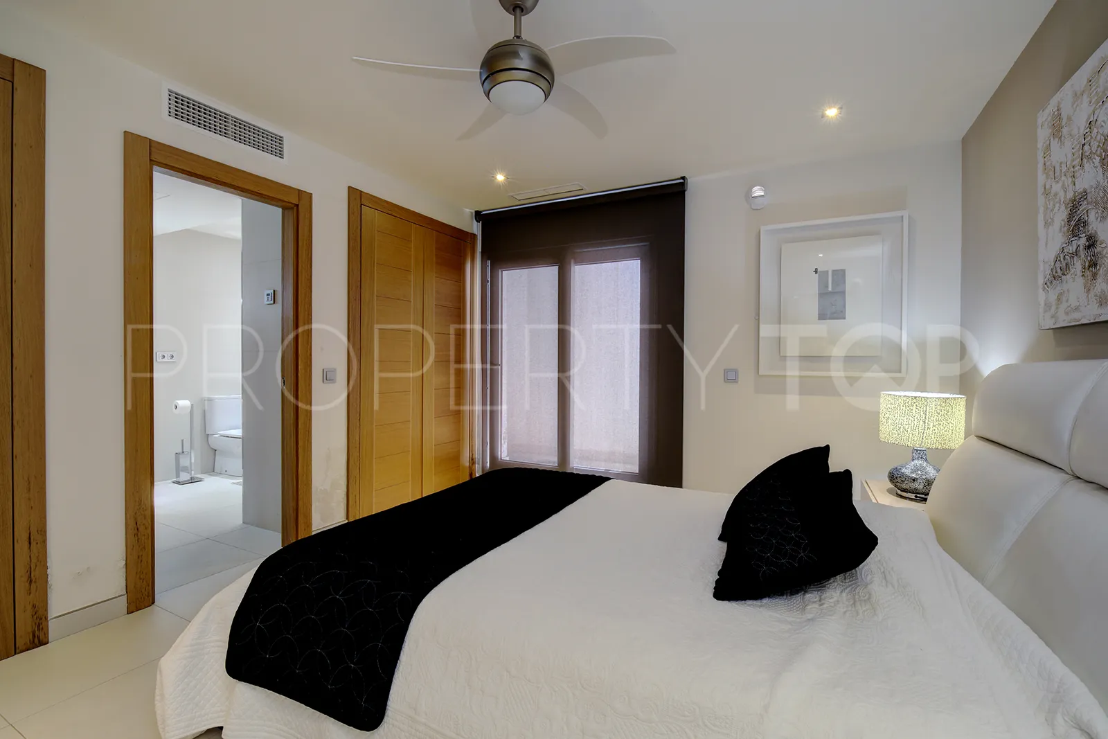 Buy villa in Los Naranjos Golf with 5 bedrooms