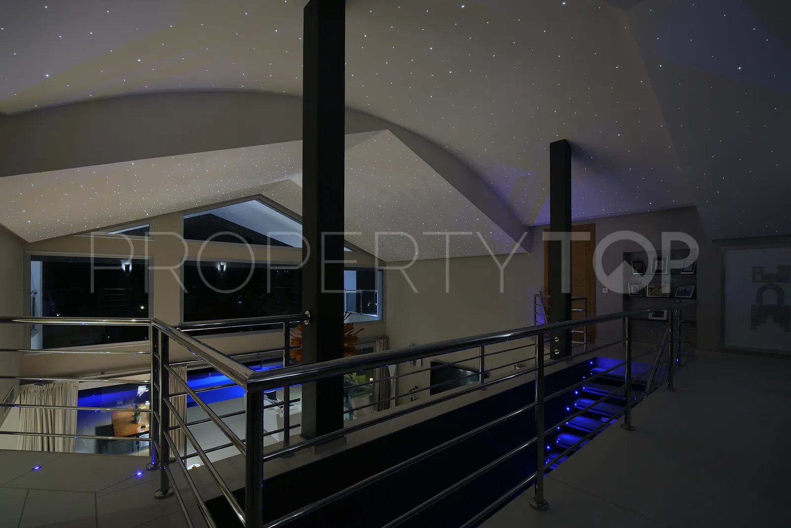 Buy villa in Los Naranjos Golf with 5 bedrooms