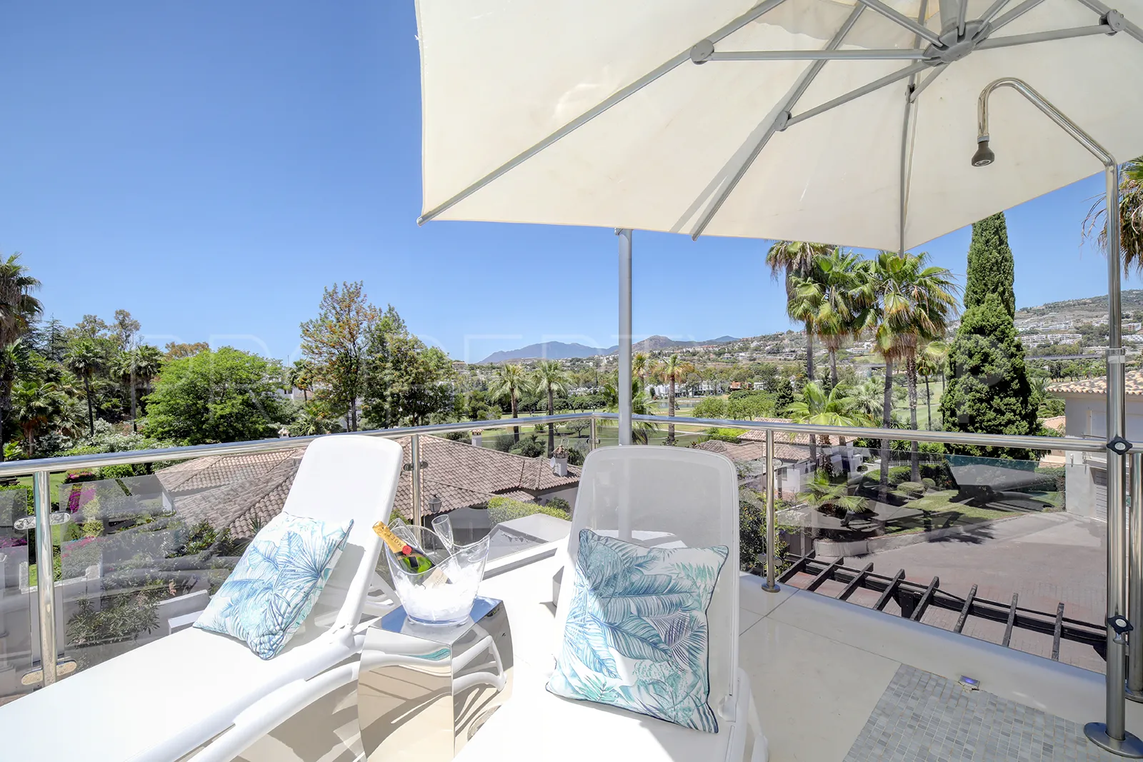 Buy villa in Los Naranjos Golf with 5 bedrooms