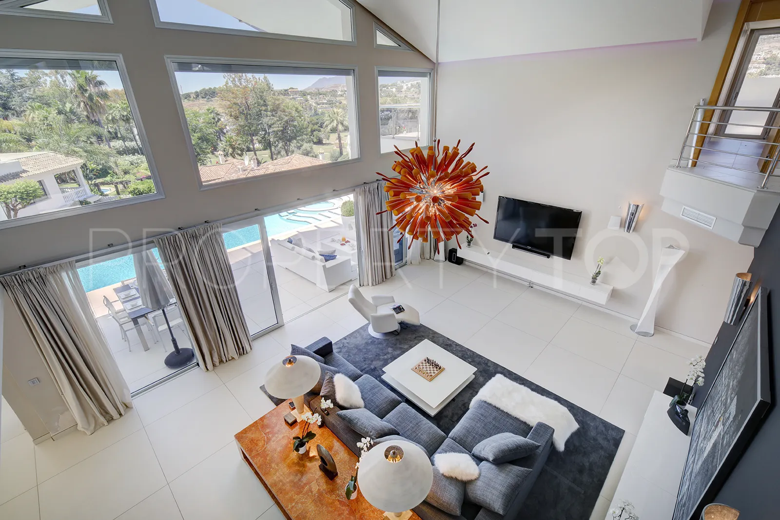 Buy villa in Los Naranjos Golf with 5 bedrooms