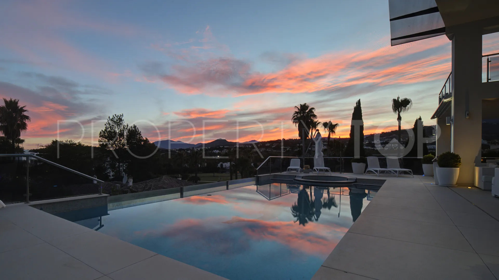 Buy villa in Los Naranjos Golf with 5 bedrooms