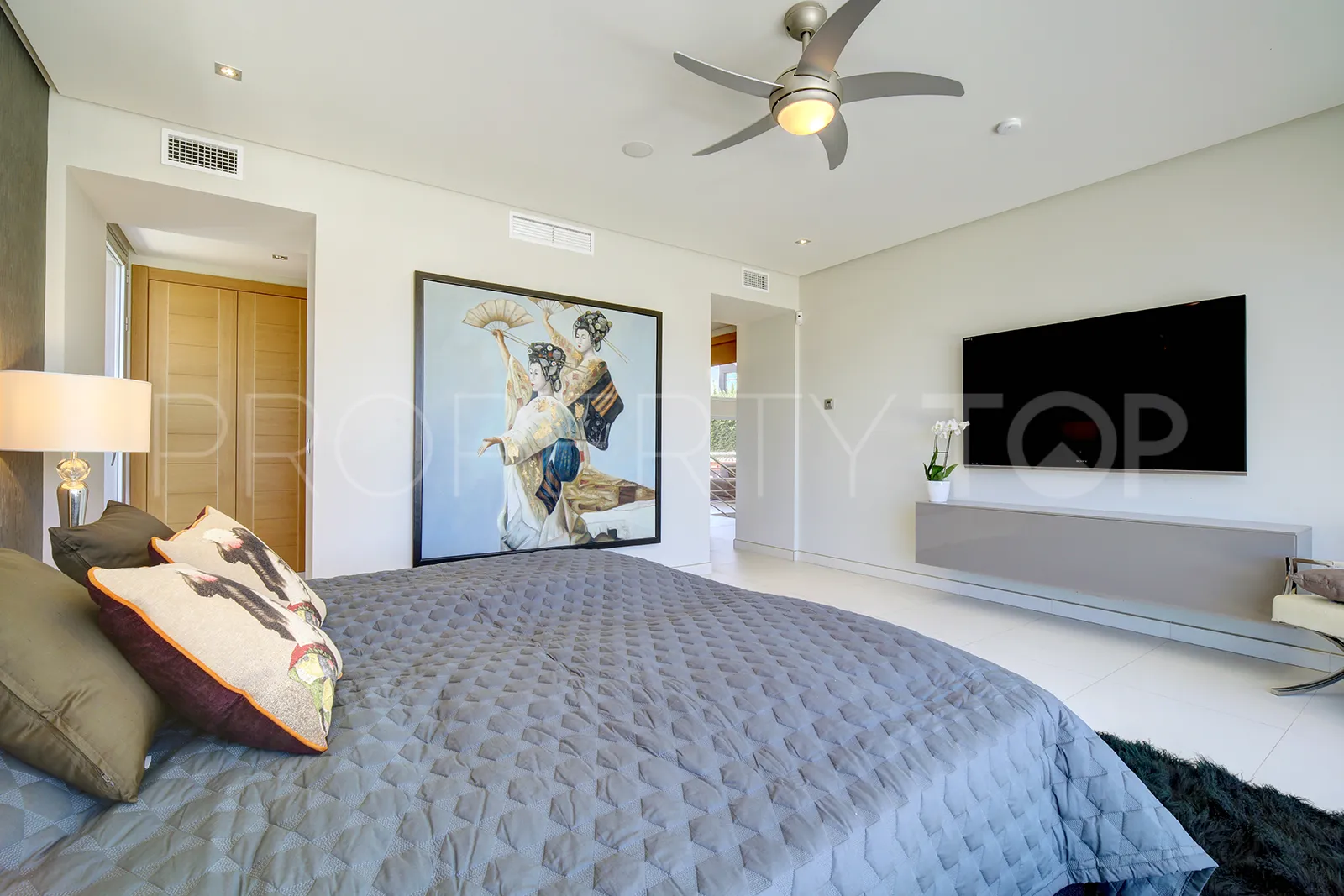Buy villa in Los Naranjos Golf with 5 bedrooms