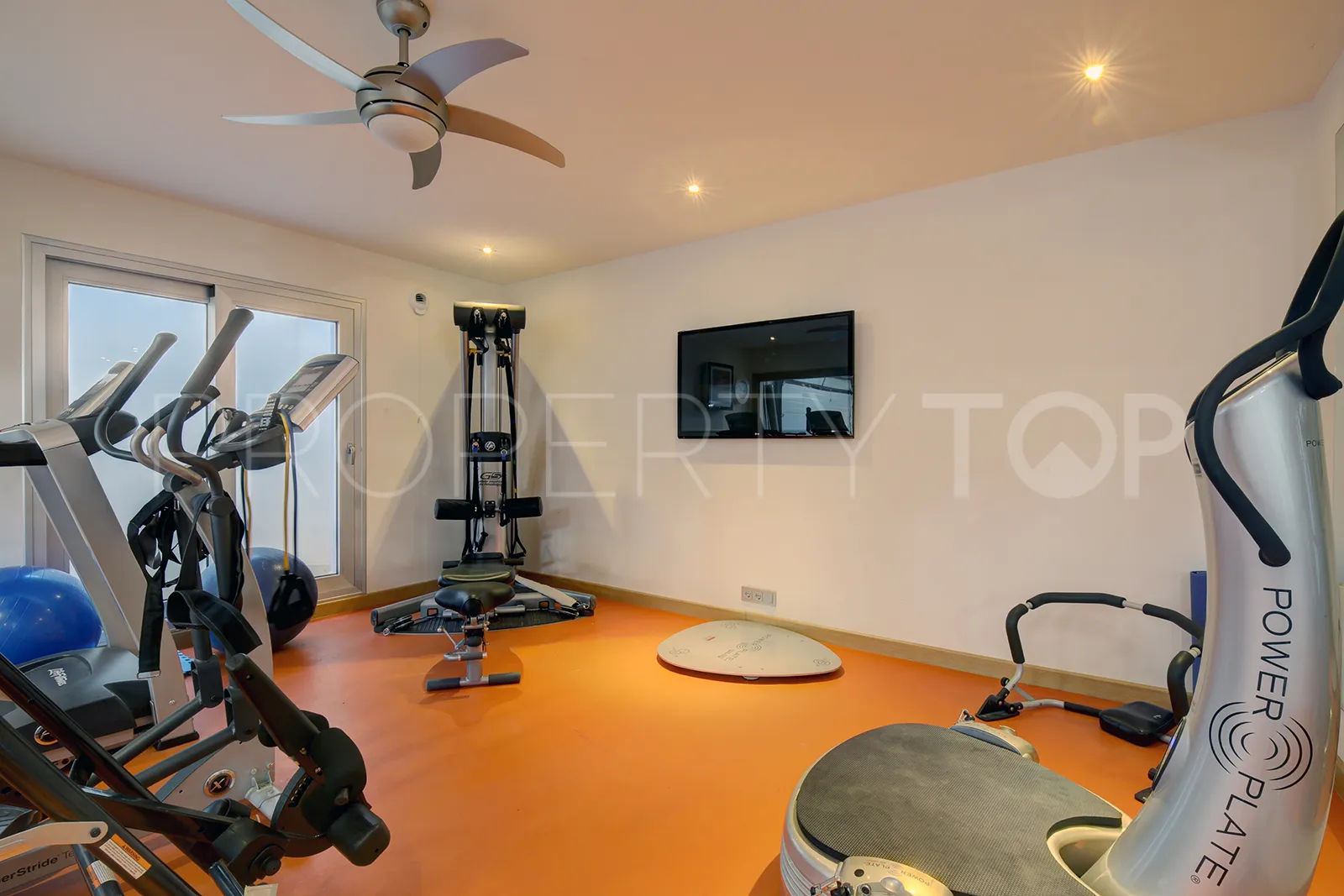 Buy villa in Los Naranjos Golf with 5 bedrooms