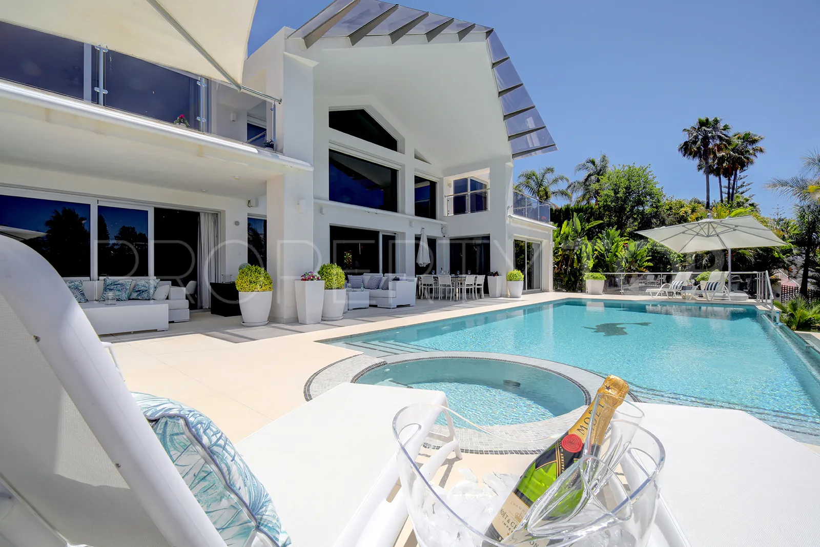 Buy villa in Los Naranjos Golf with 5 bedrooms