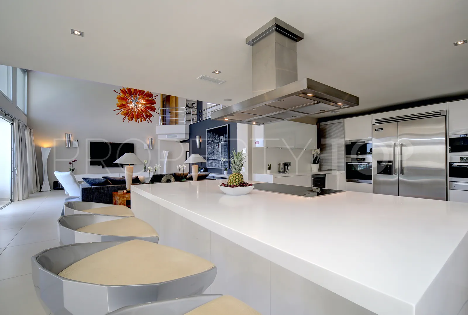 Buy villa in Los Naranjos Golf with 5 bedrooms