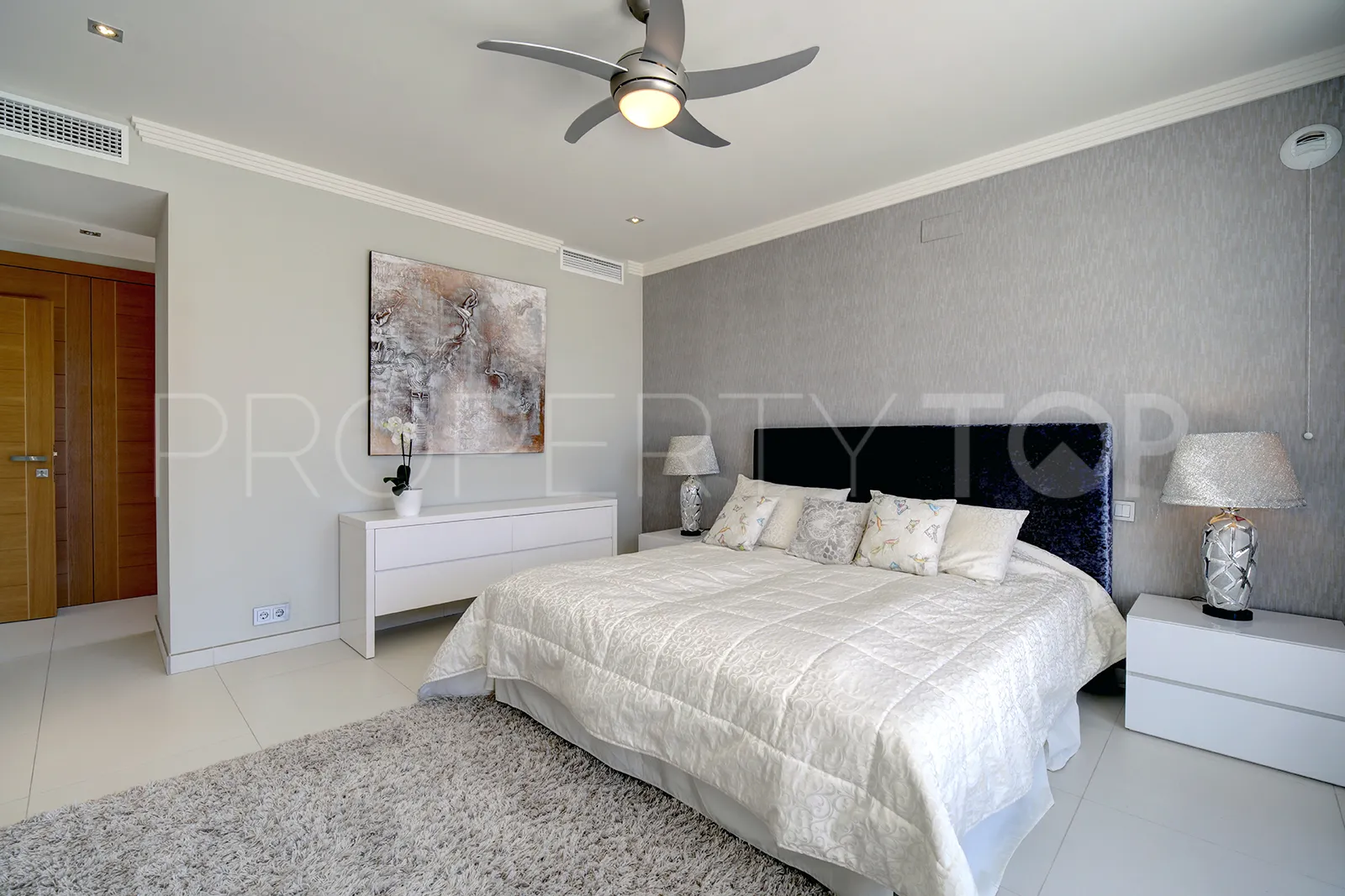 Buy villa in Los Naranjos Golf with 5 bedrooms