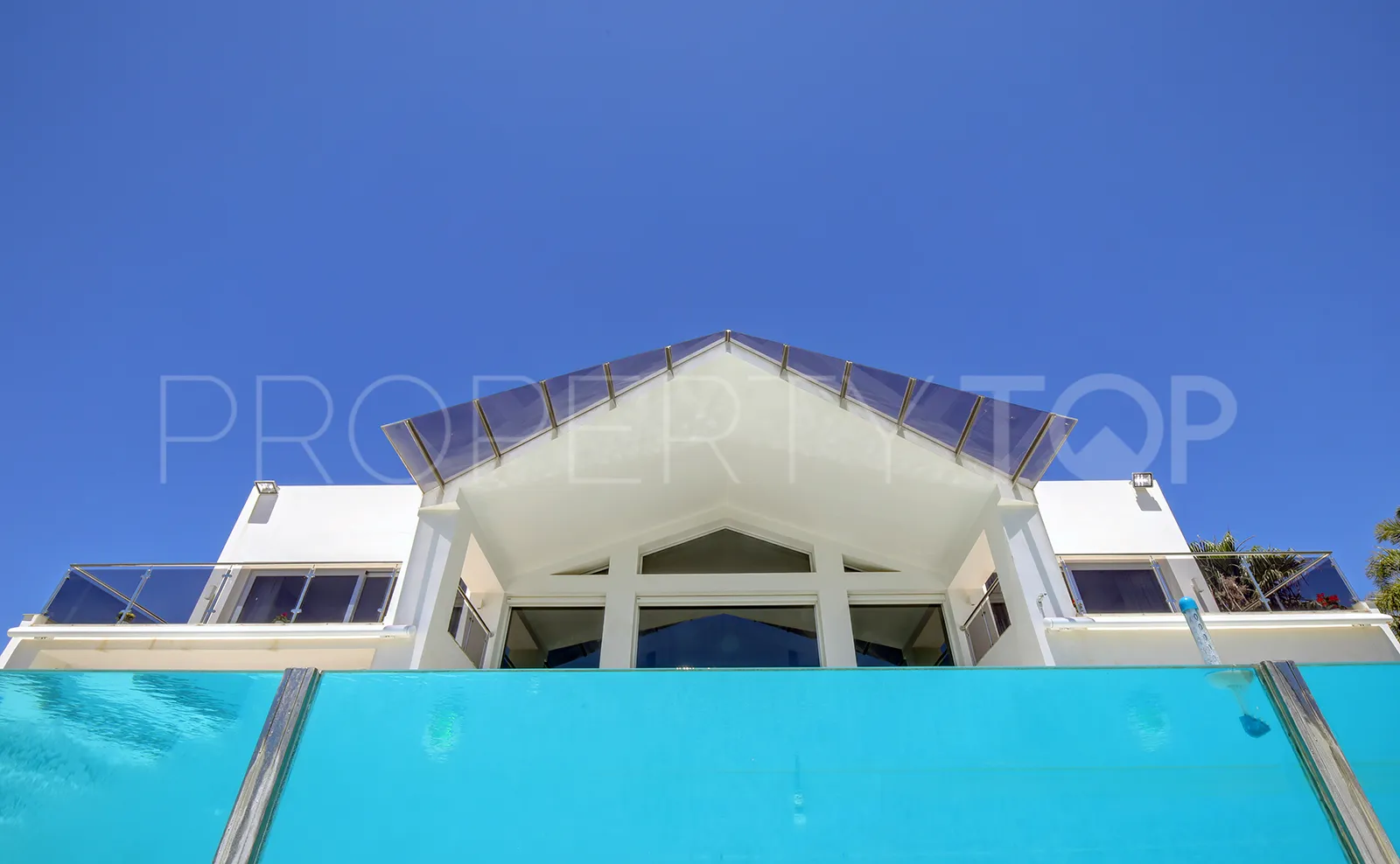 Buy villa in Los Naranjos Golf with 5 bedrooms