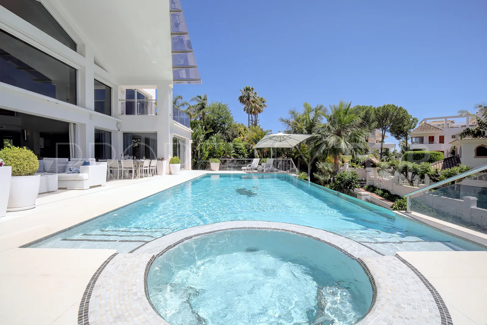 Buy villa in Los Naranjos Golf with 5 bedrooms