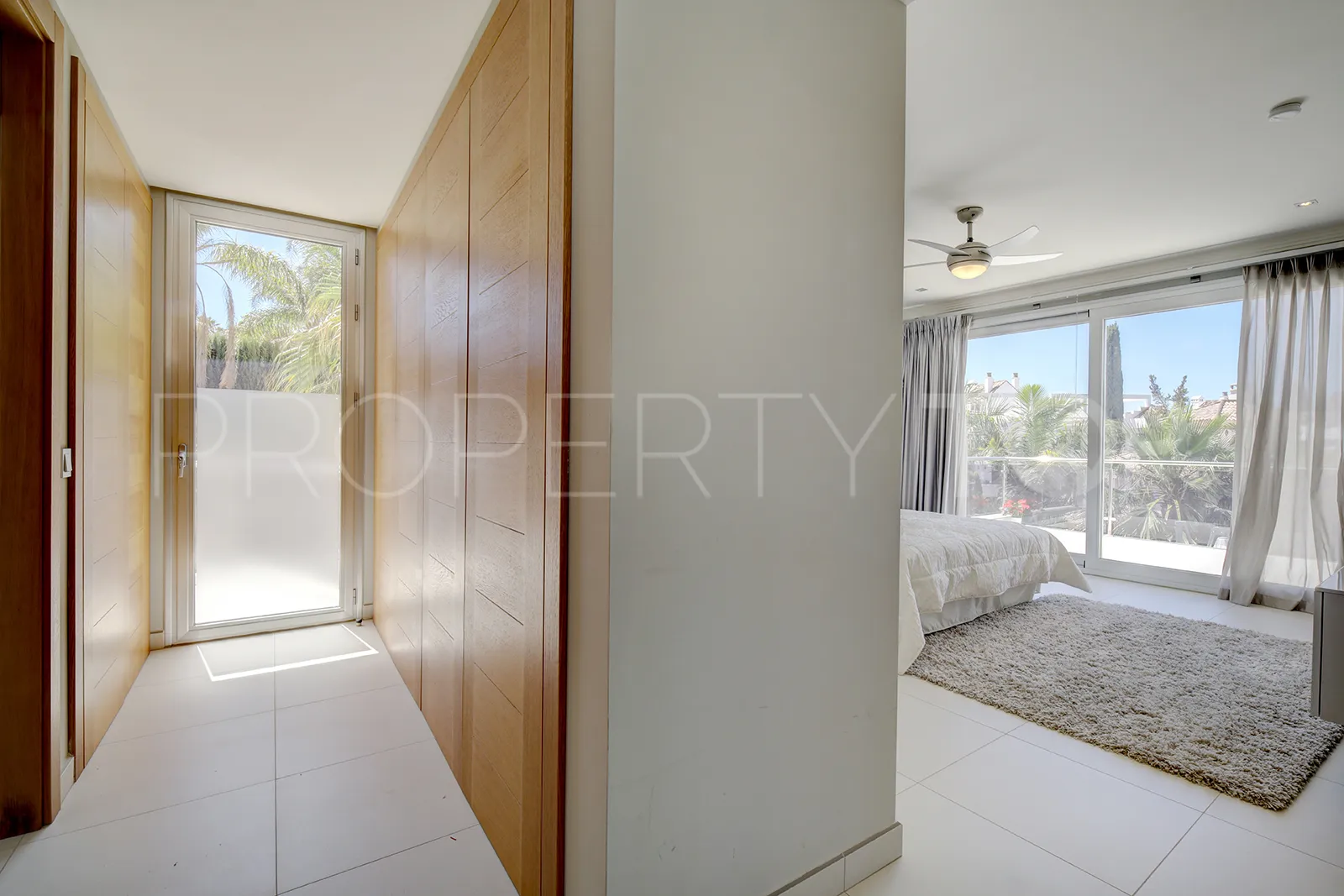 Buy villa in Los Naranjos Golf with 5 bedrooms