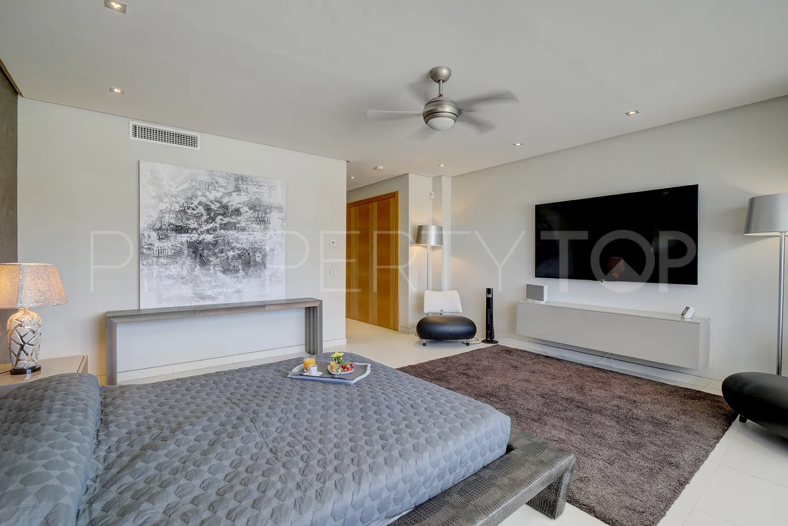 Buy villa in Los Naranjos Golf with 5 bedrooms