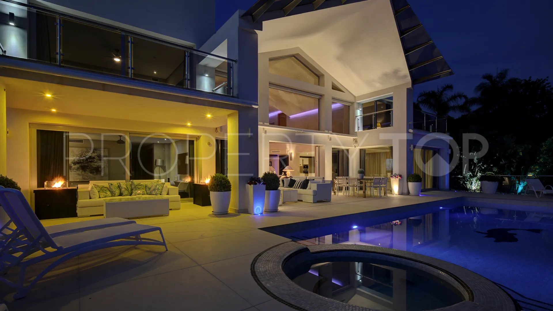 Buy villa in Los Naranjos Golf with 5 bedrooms