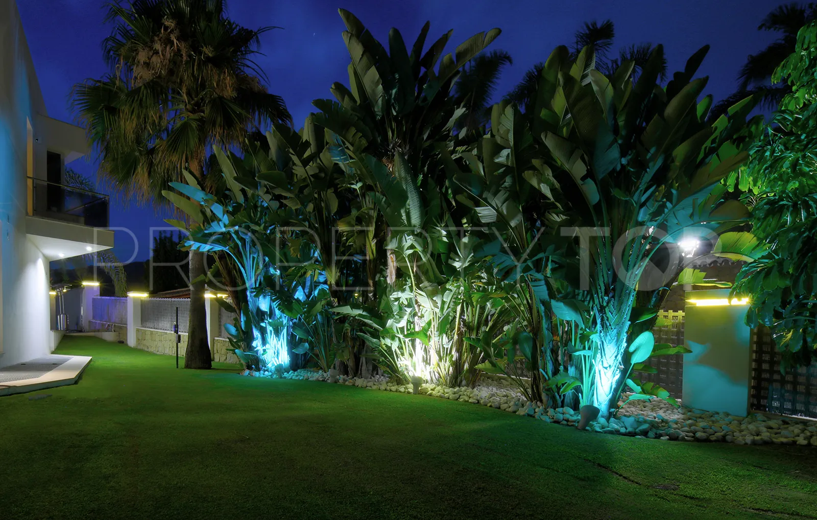 Buy villa in Los Naranjos Golf with 5 bedrooms