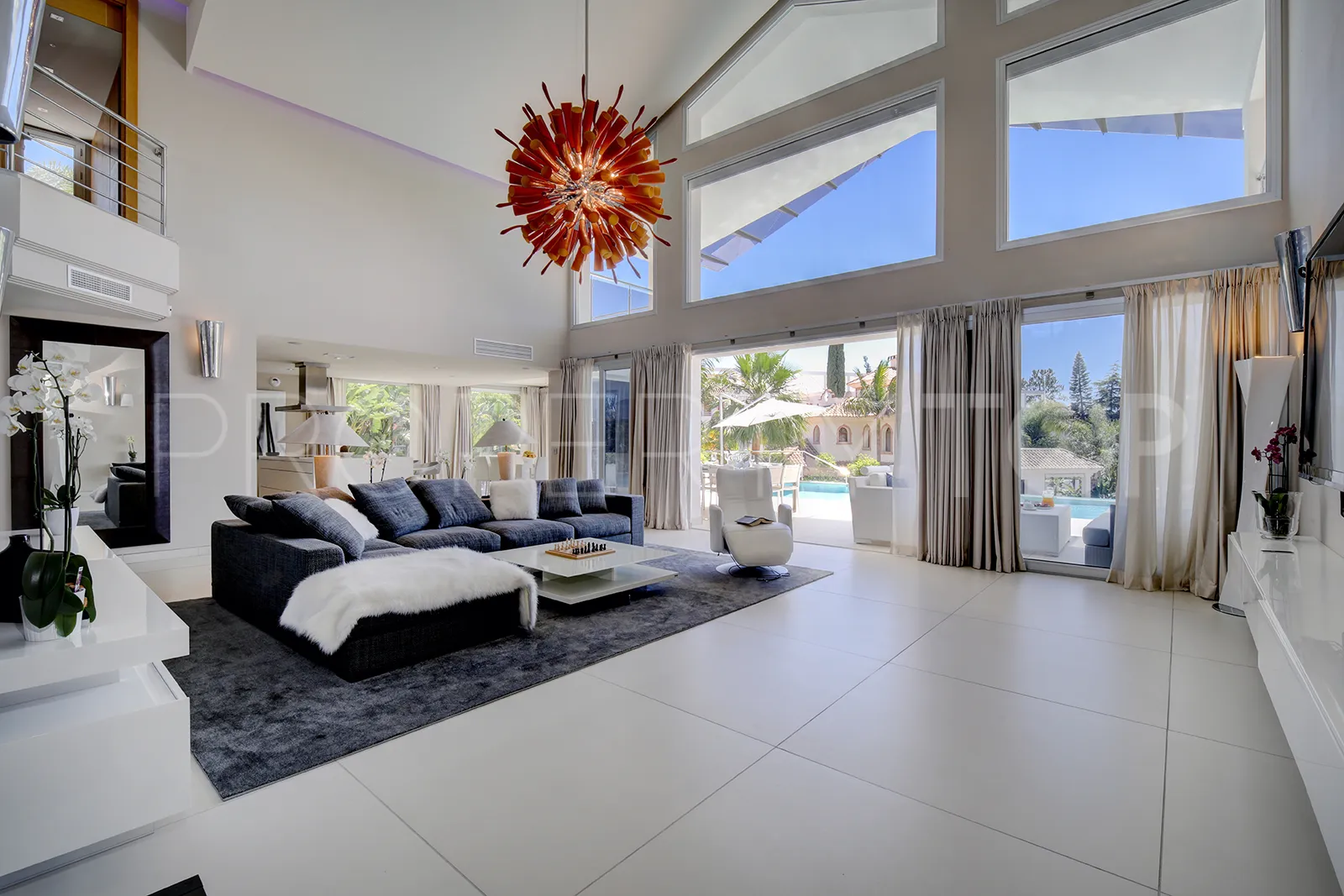 Buy villa in Los Naranjos Golf with 5 bedrooms
