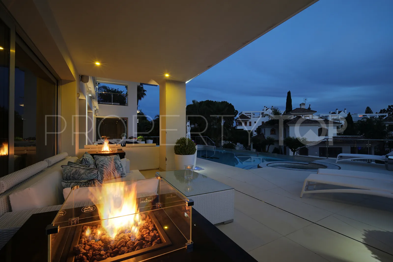 Buy villa in Los Naranjos Golf with 5 bedrooms