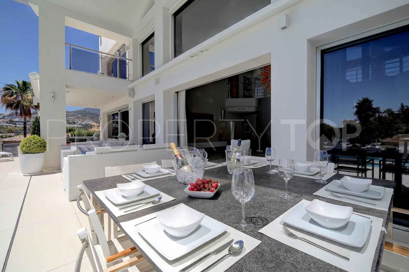Buy villa in Los Naranjos Golf with 5 bedrooms