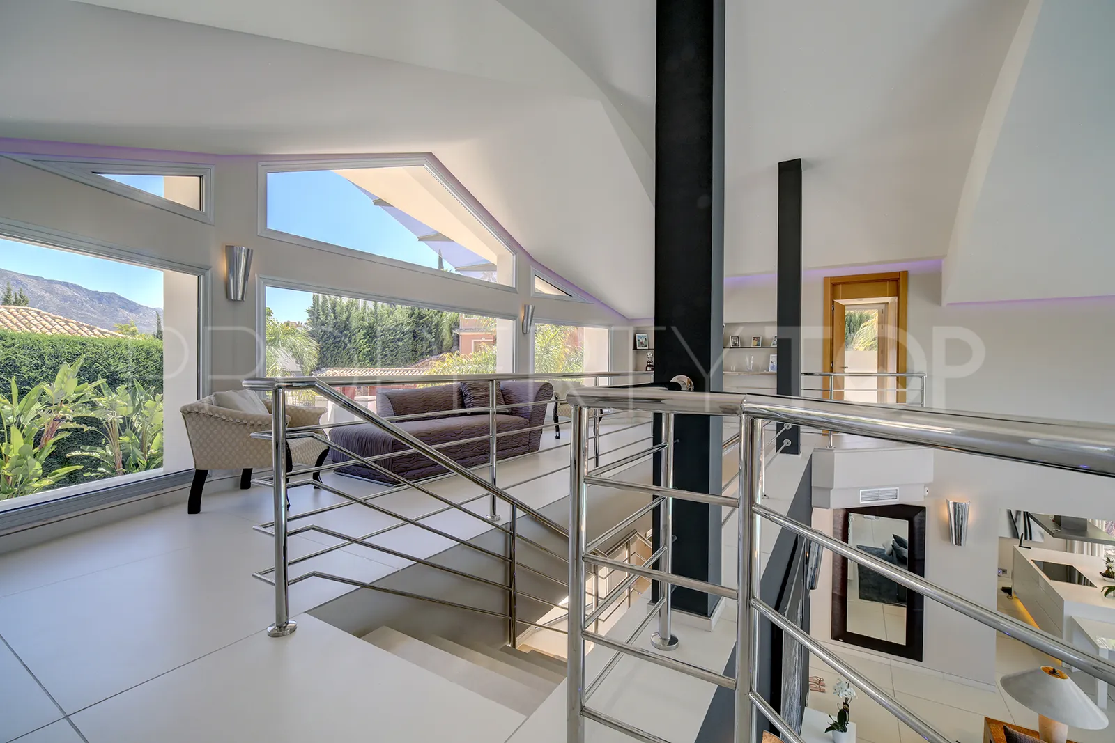 Buy villa in Los Naranjos Golf with 5 bedrooms