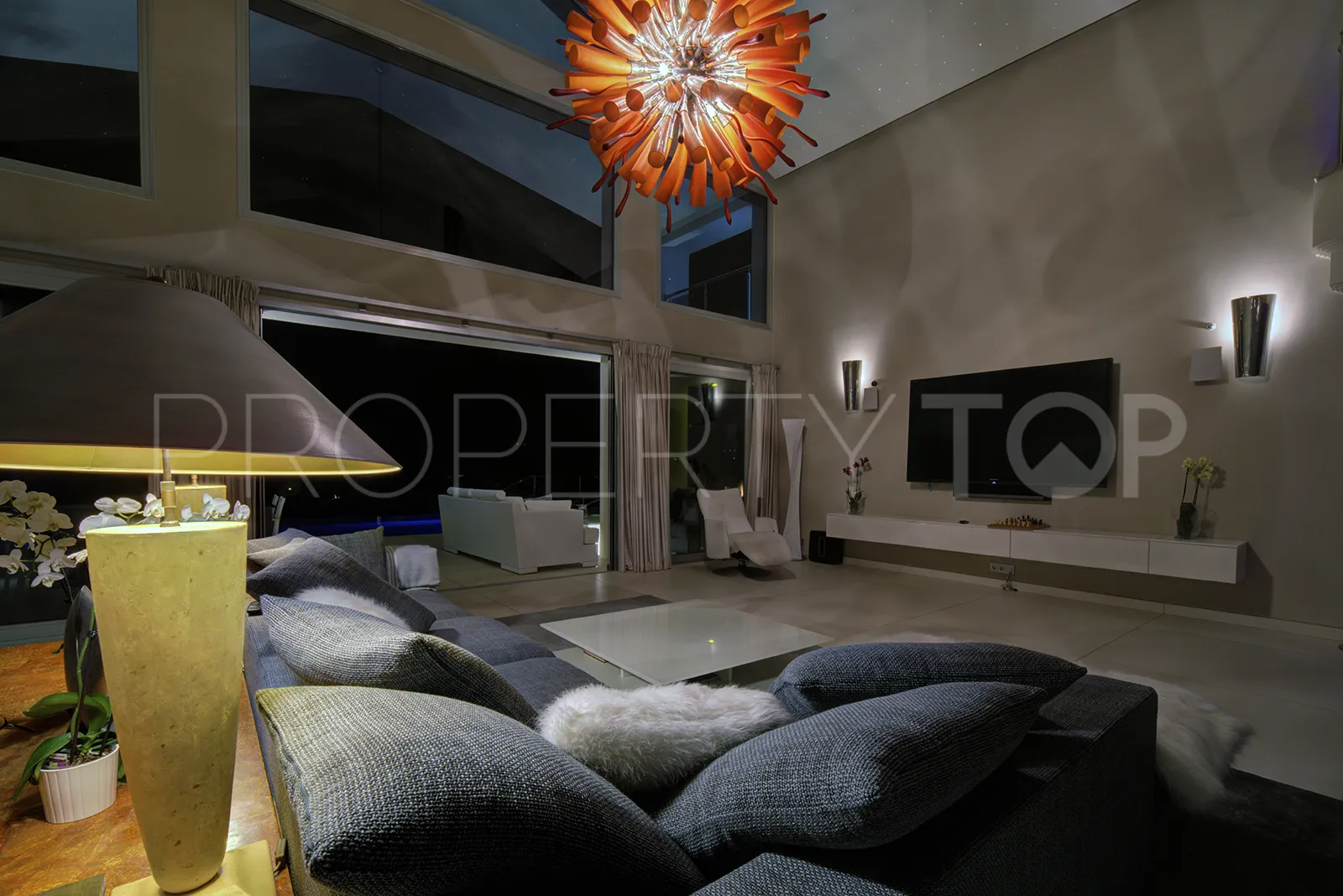 Buy villa in Los Naranjos Golf with 5 bedrooms