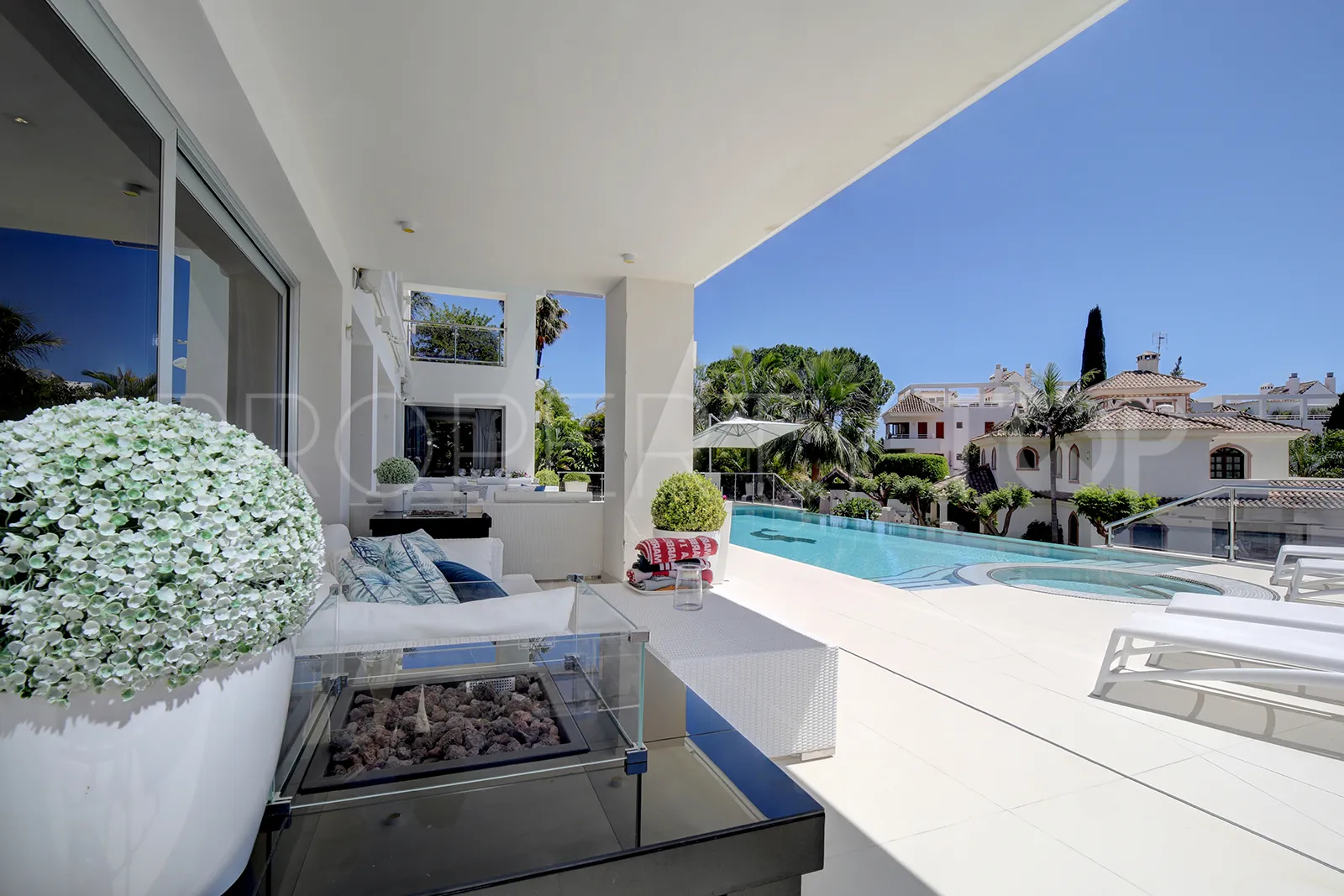 Buy villa in Los Naranjos Golf with 5 bedrooms