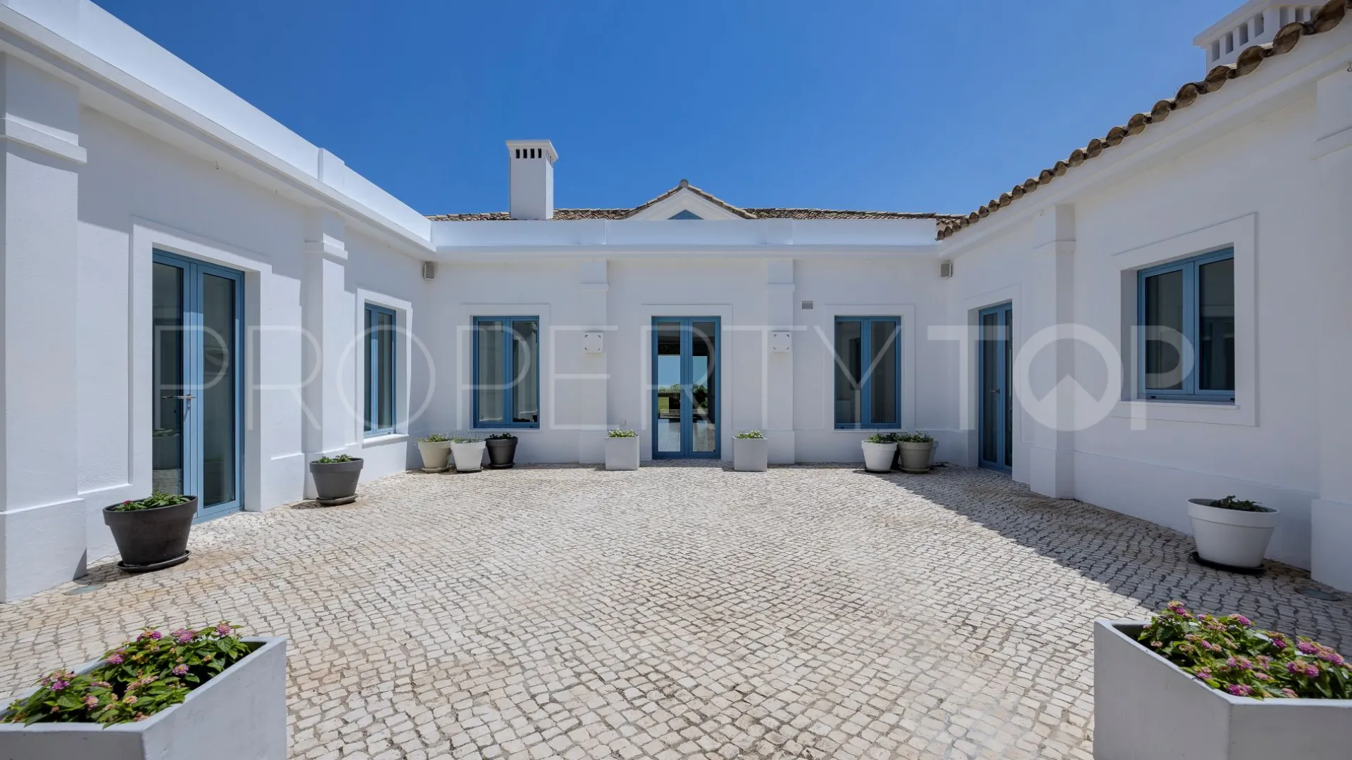 Comprar villa de 5 dormitorios en Monte Mayor