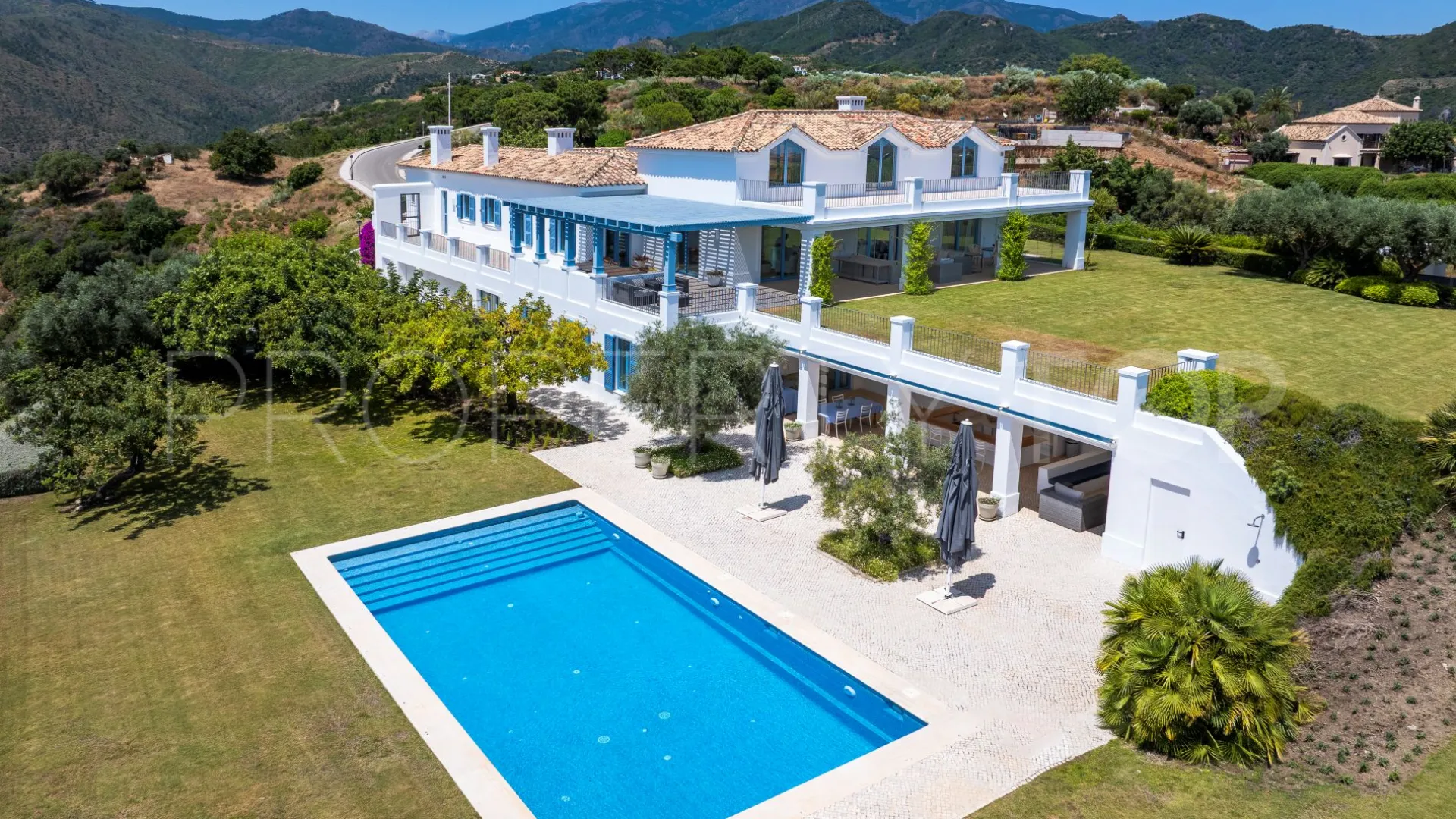 Comprar villa de 5 dormitorios en Monte Mayor