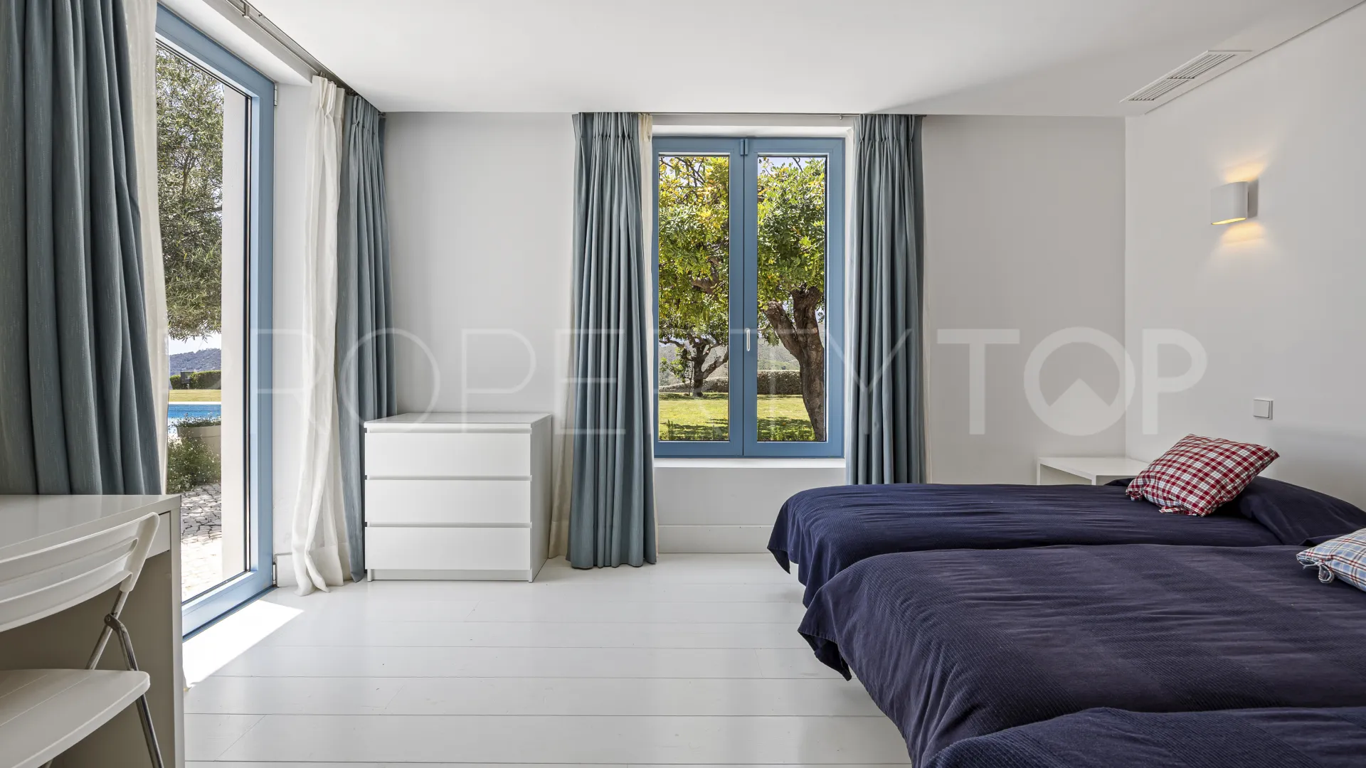 Comprar villa de 5 dormitorios en Monte Mayor