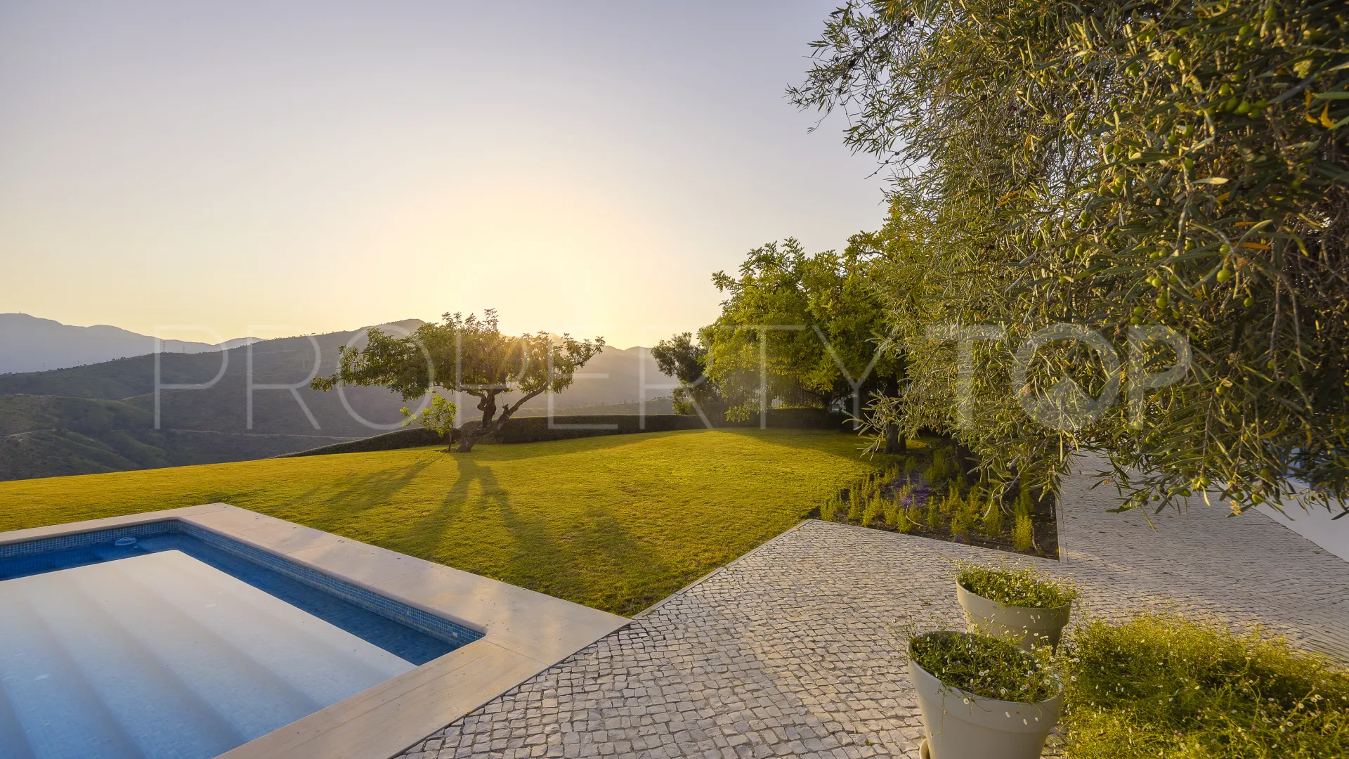 Comprar villa de 5 dormitorios en Monte Mayor
