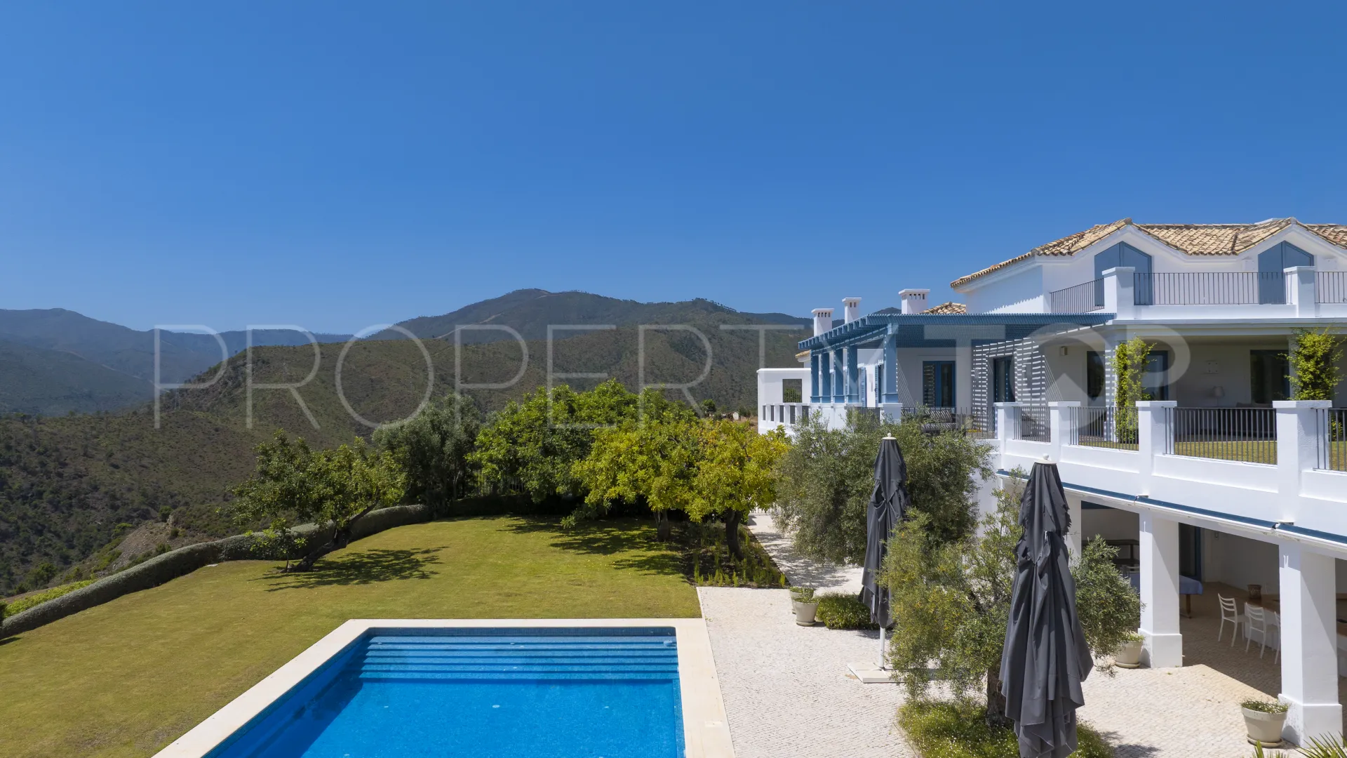 Comprar villa de 5 dormitorios en Monte Mayor