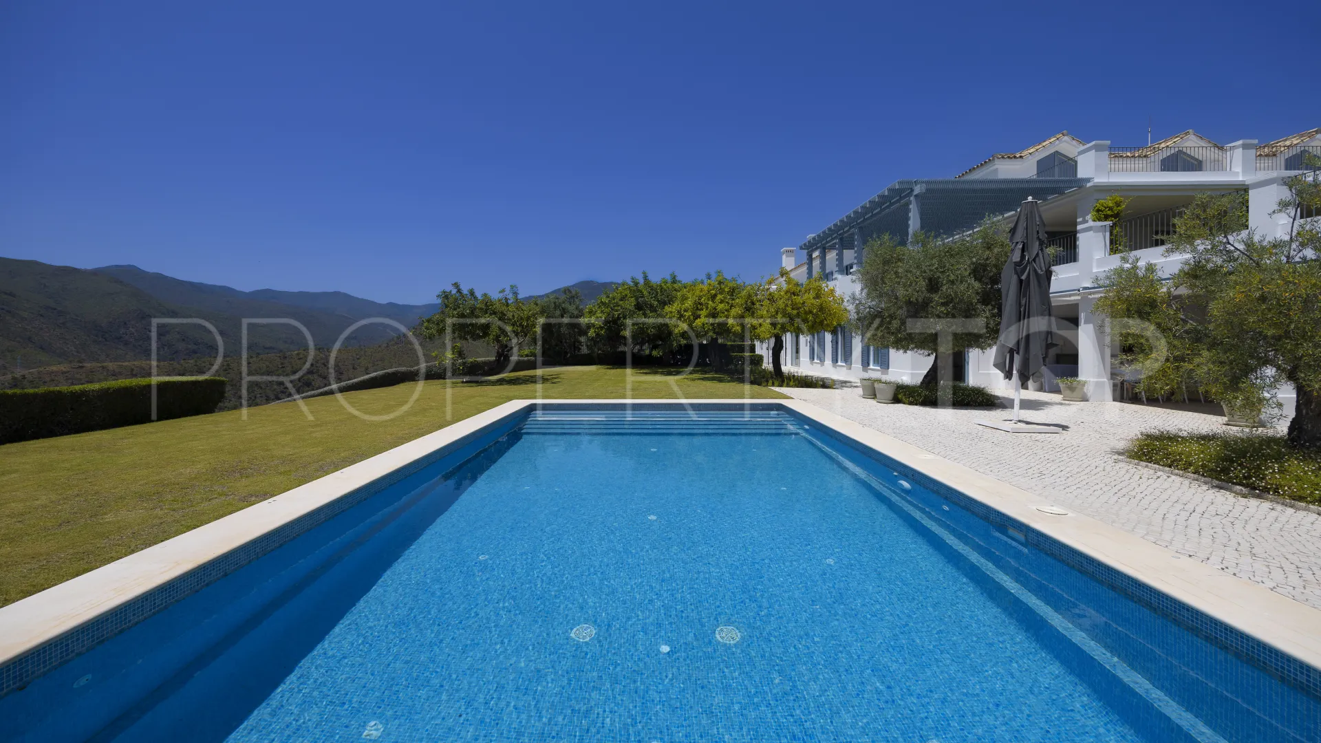 Comprar villa de 5 dormitorios en Monte Mayor