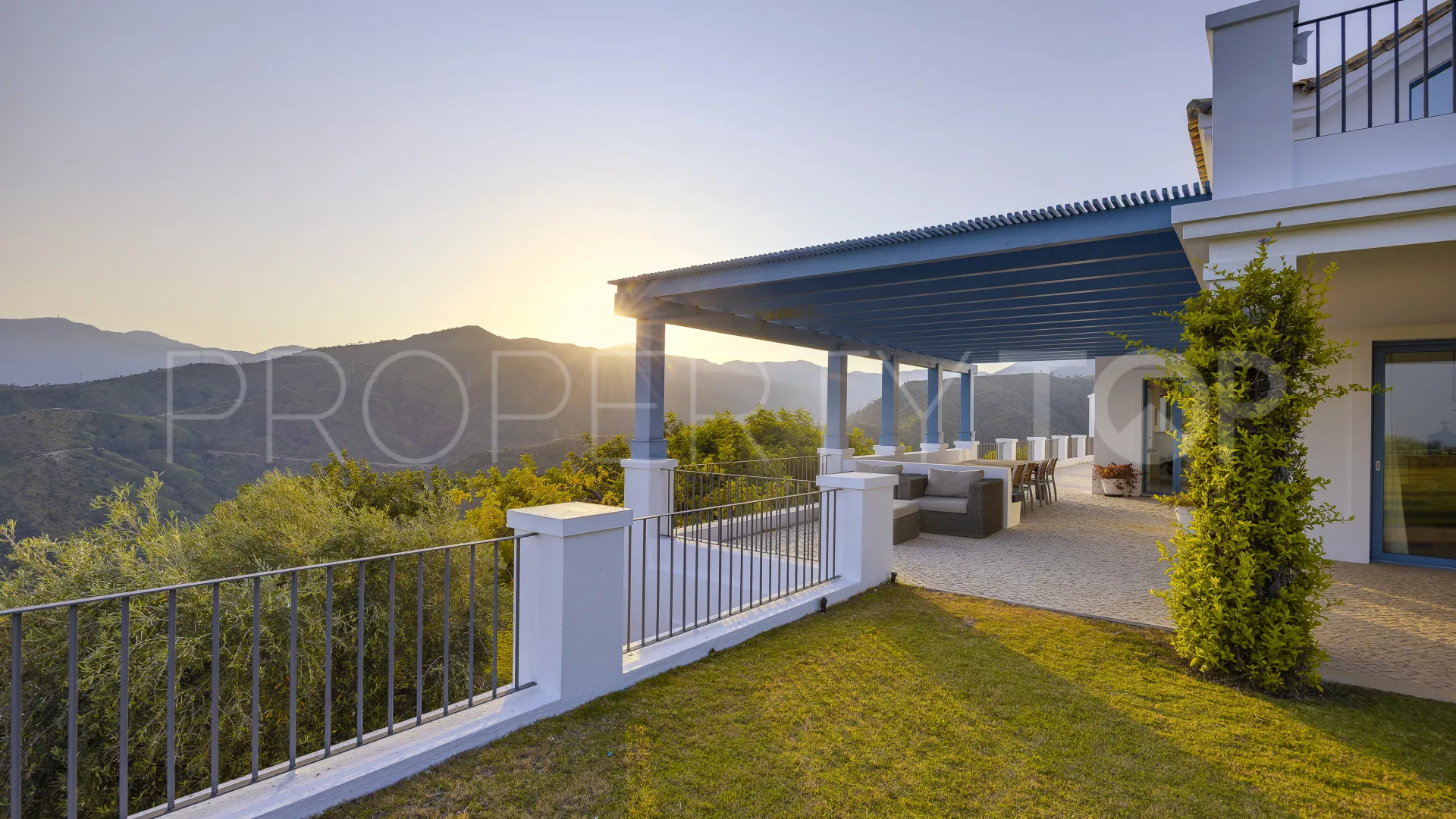 Comprar villa de 5 dormitorios en Monte Mayor