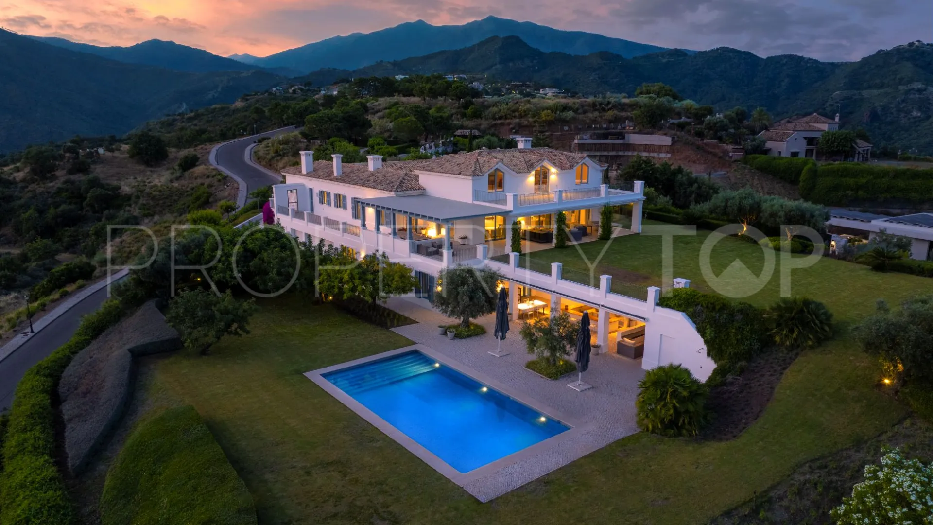 Comprar villa de 5 dormitorios en Monte Mayor